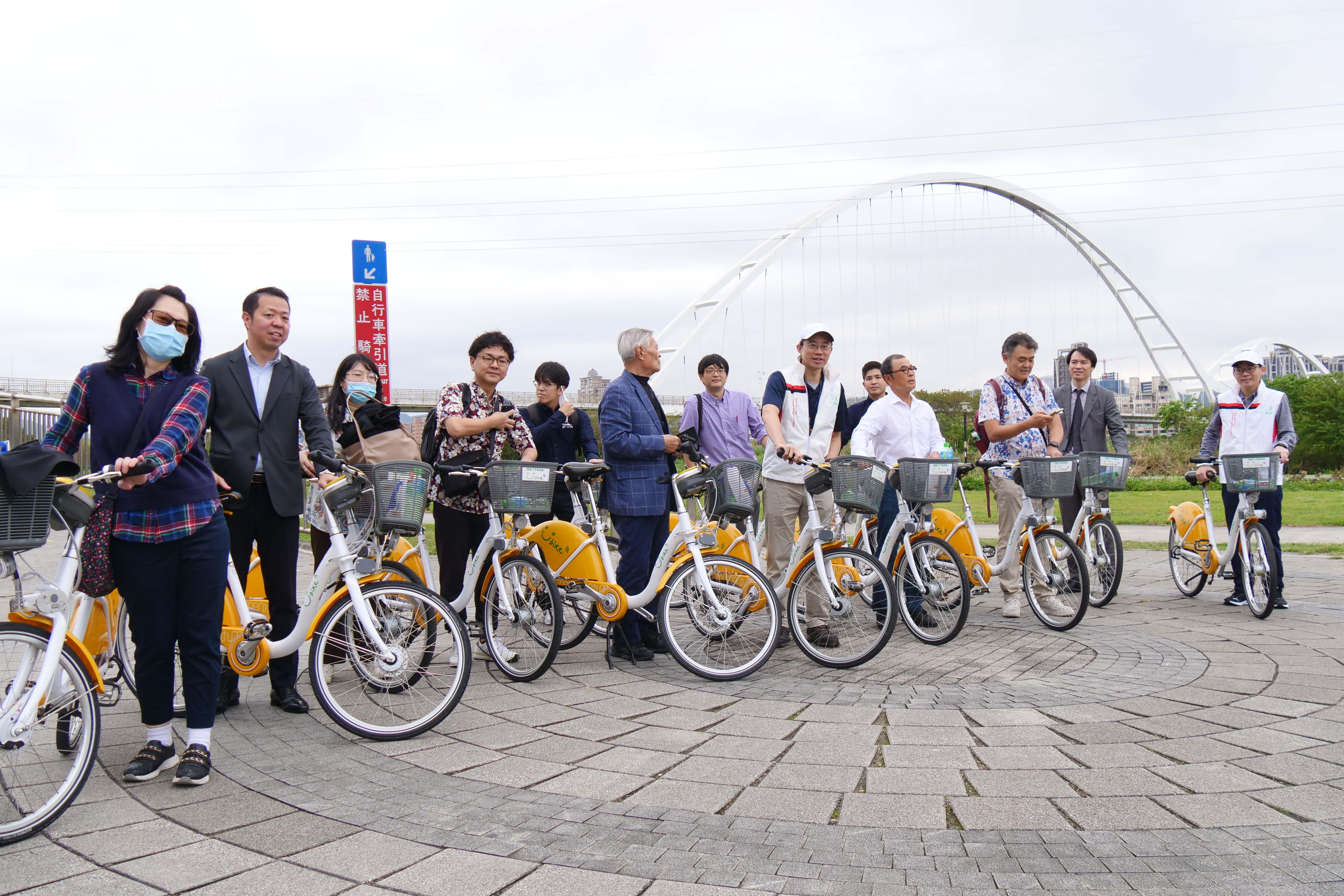  騎乘抵達新月橋