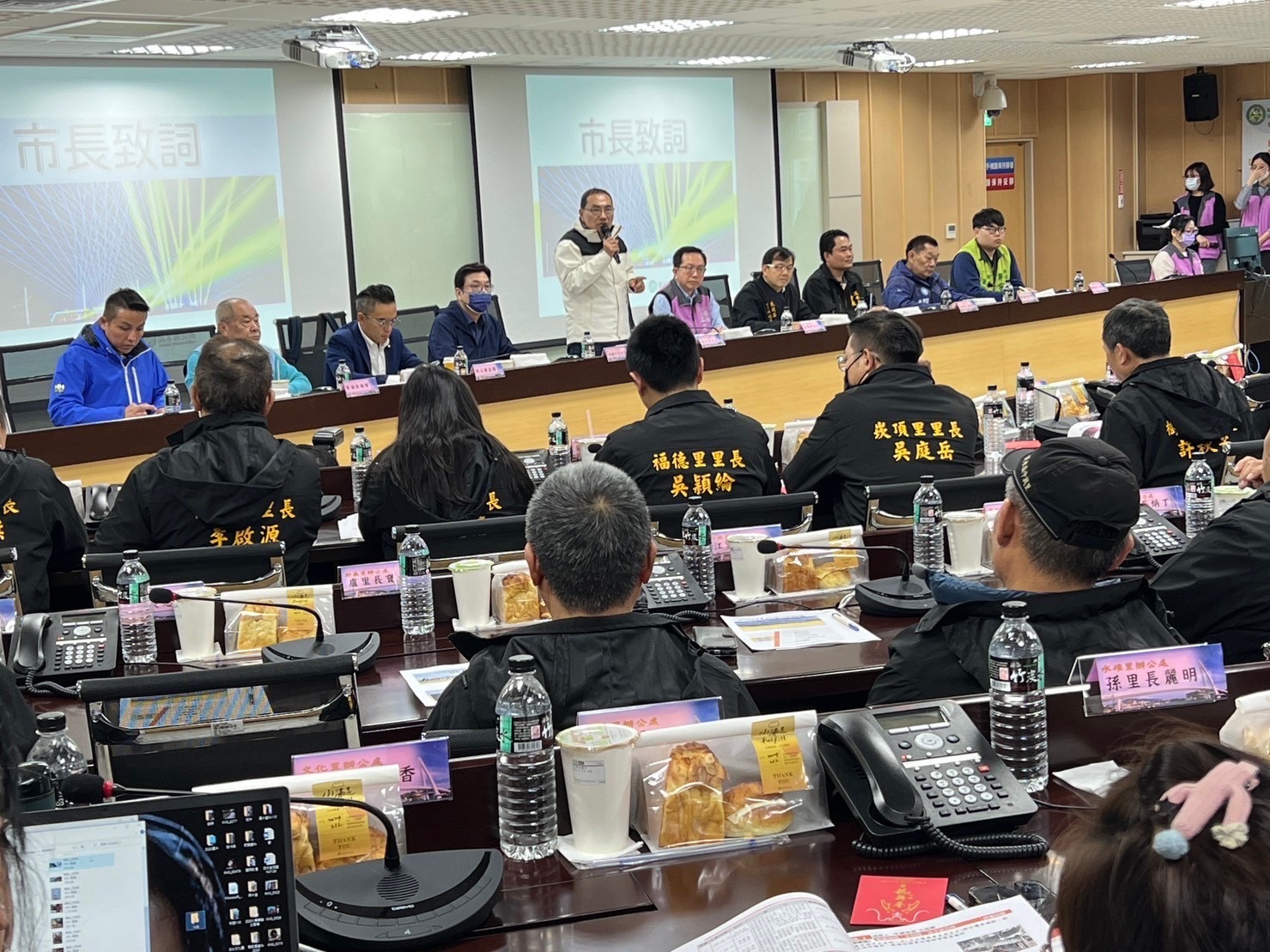 座談會針對里長的提案進行討論。