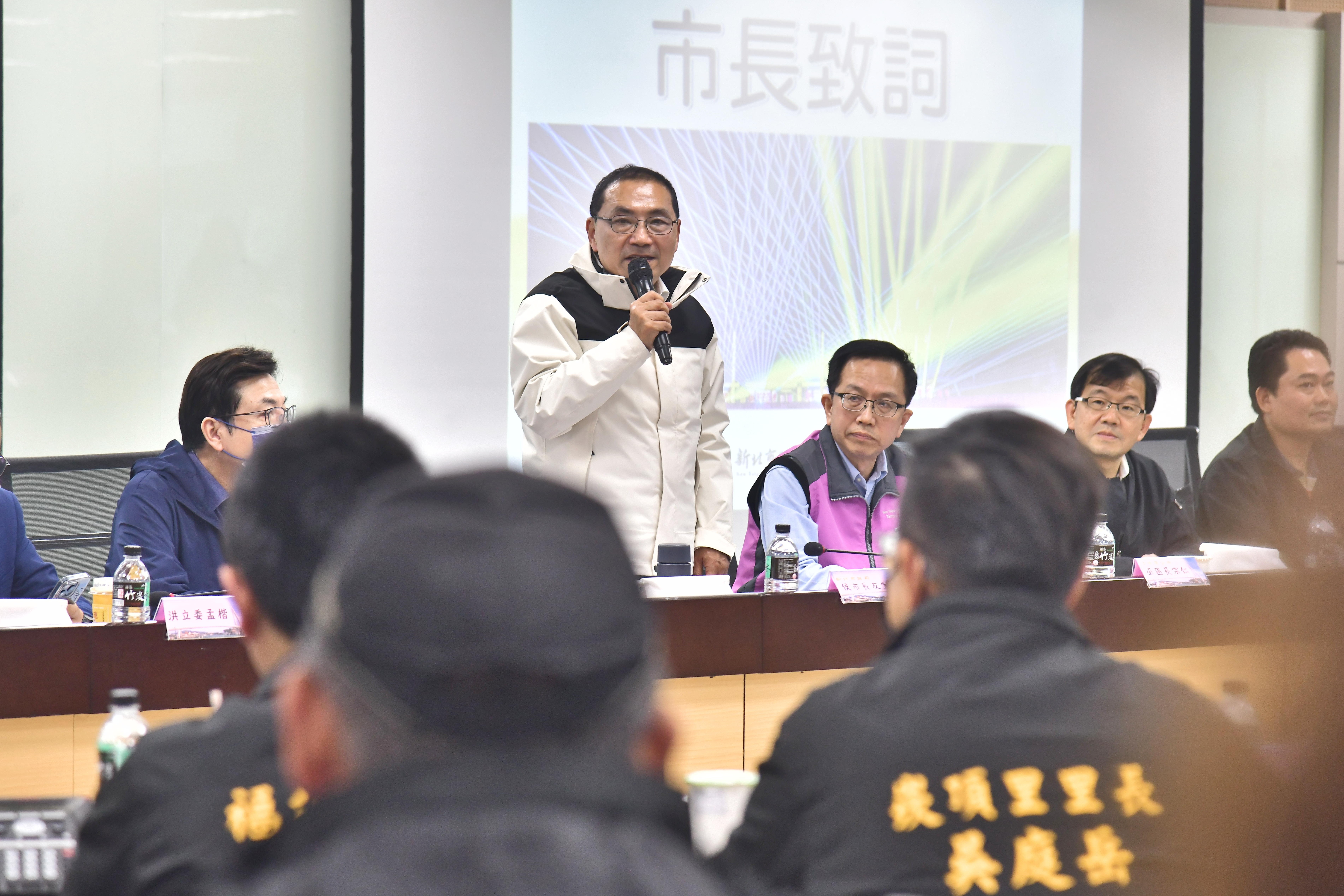 市長侯友宜今(2)日率市府團隊赴淡水與里長展開113年新北行動治理座談。