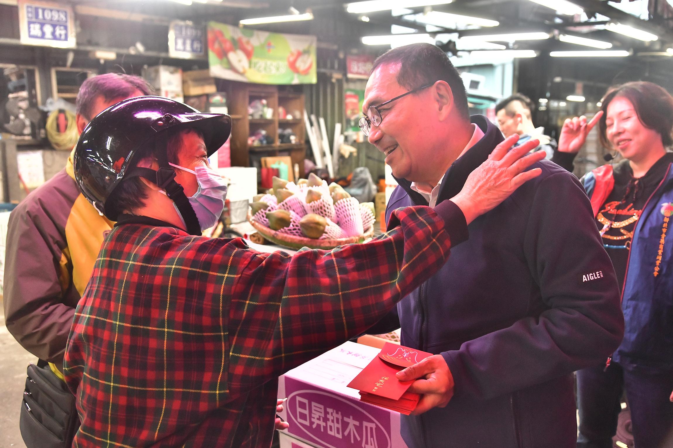 市長與熱情民眾互動 說明福袋龍爪吉祥寓意。