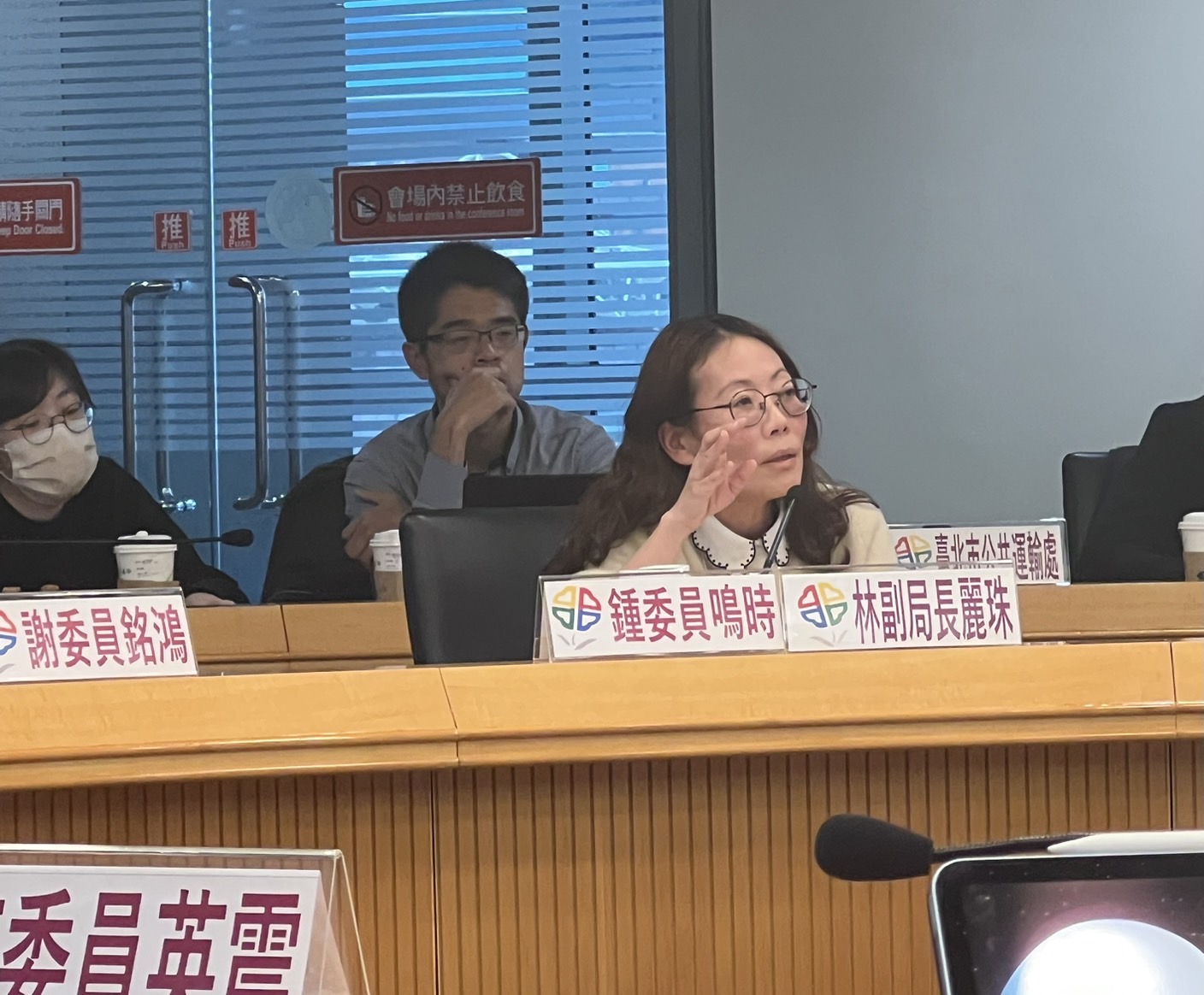新北市政府交通局副局長林麗珠回應委員提問