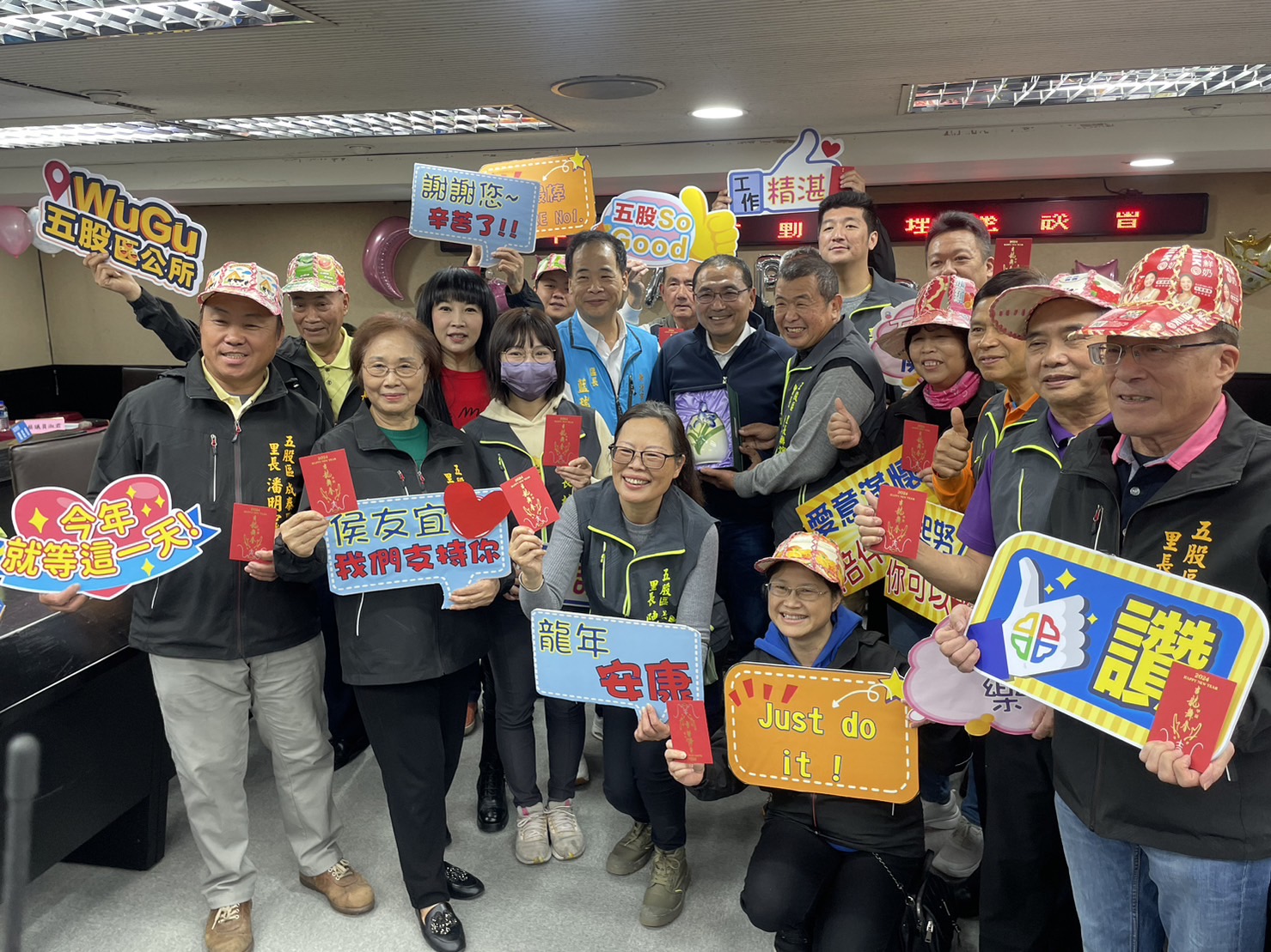 里長們也特別戴上使用資源回收紙盒製作的帽子，展示里內推動環境保護的成果。