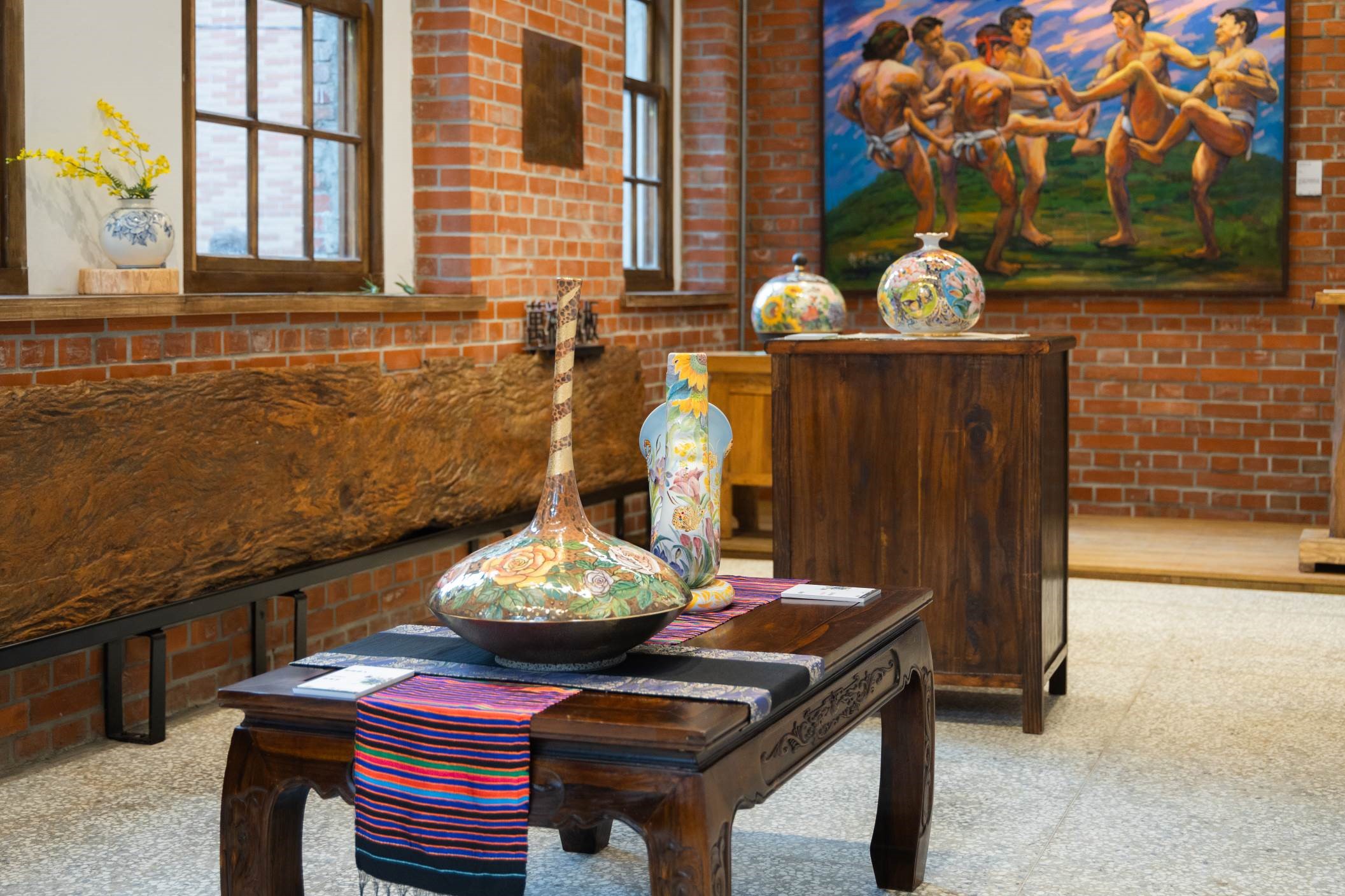 深坑廳內部空間結合知名藝術家辦理油畫、彩瓷藝術聯展，展期至2月14日。