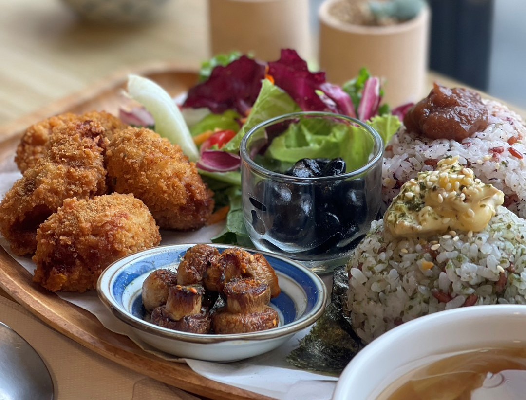  原粹蔬食作近期也新推出用日本大豆製成的「元氣飯糰唐揚G」，秉持原粹吃得到食物原味的精神