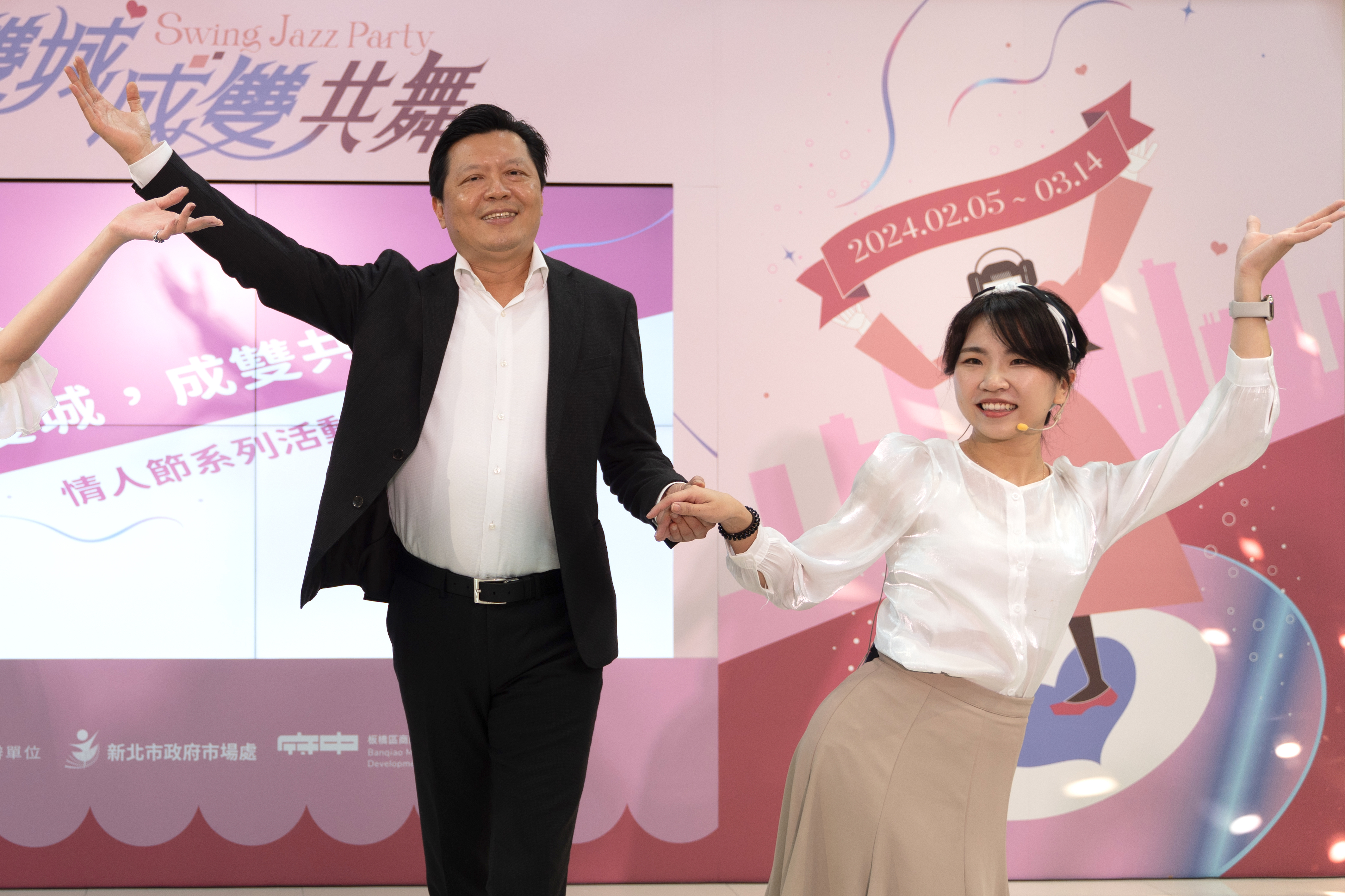 新北市政府副市長朱惕之體驗搖擺舞的魅力，並邀請全台民眾一起來府中商圈，約會、出遊及走春。