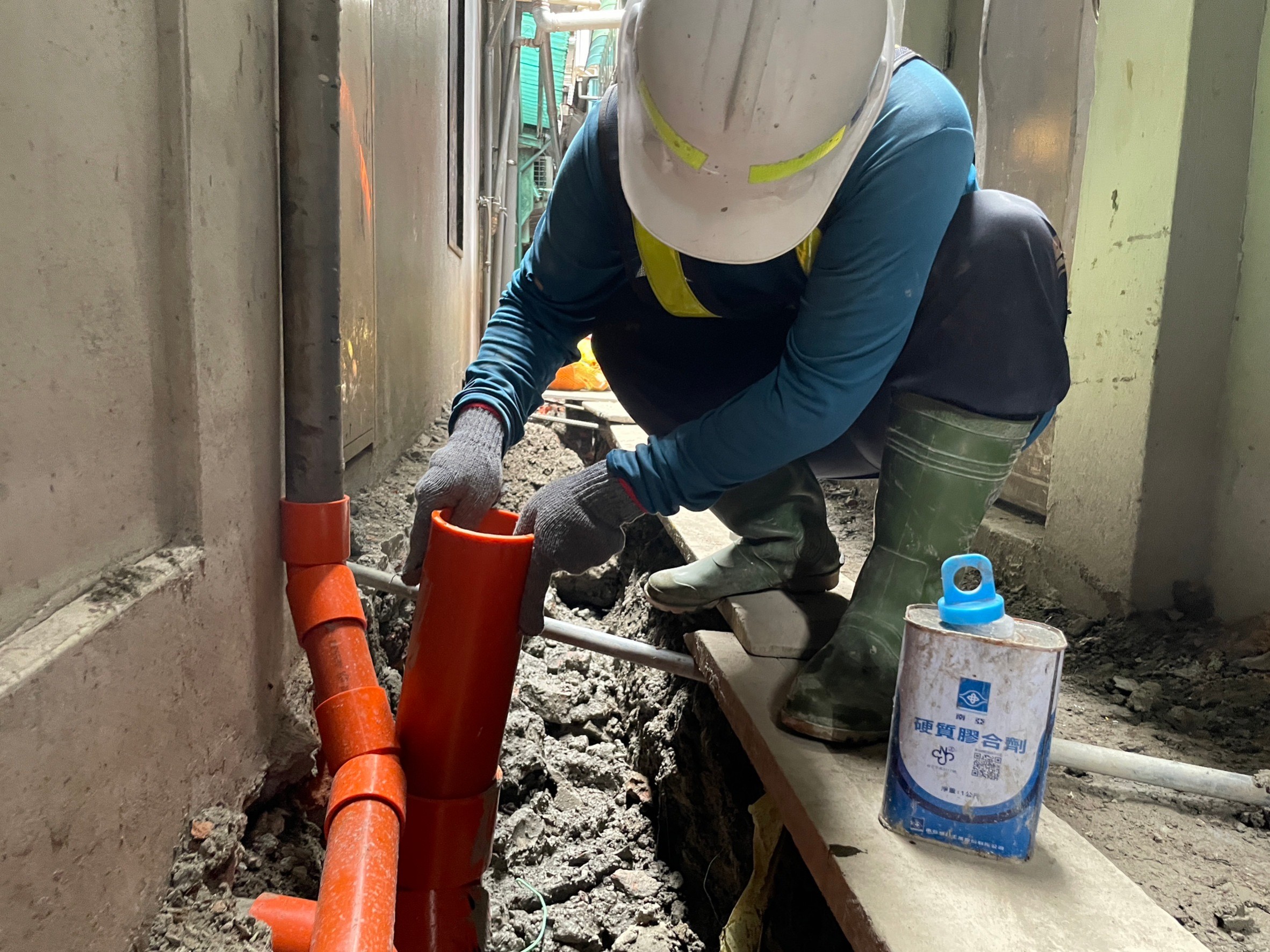 土城裕生路進行後巷用戶接管施工