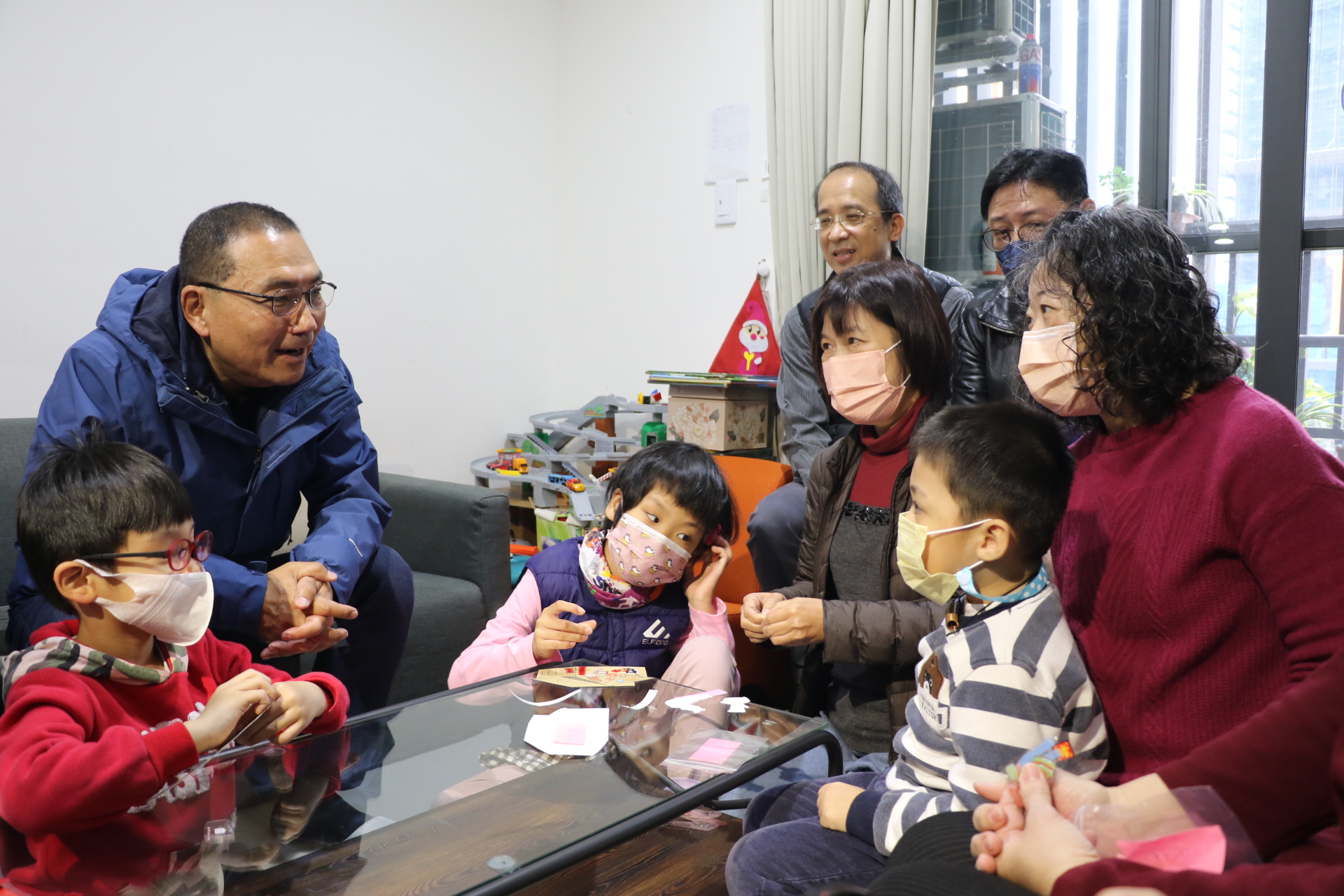 侯友宜仔細詢問類家養父母 關心三位安置兒的成長發展