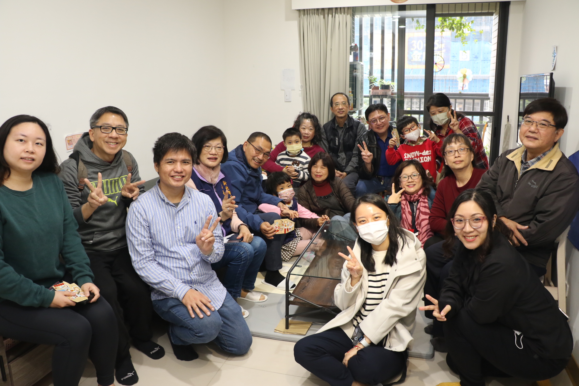  侯友宜小年夜探視央北社宅類家庭 感恩所有養父母