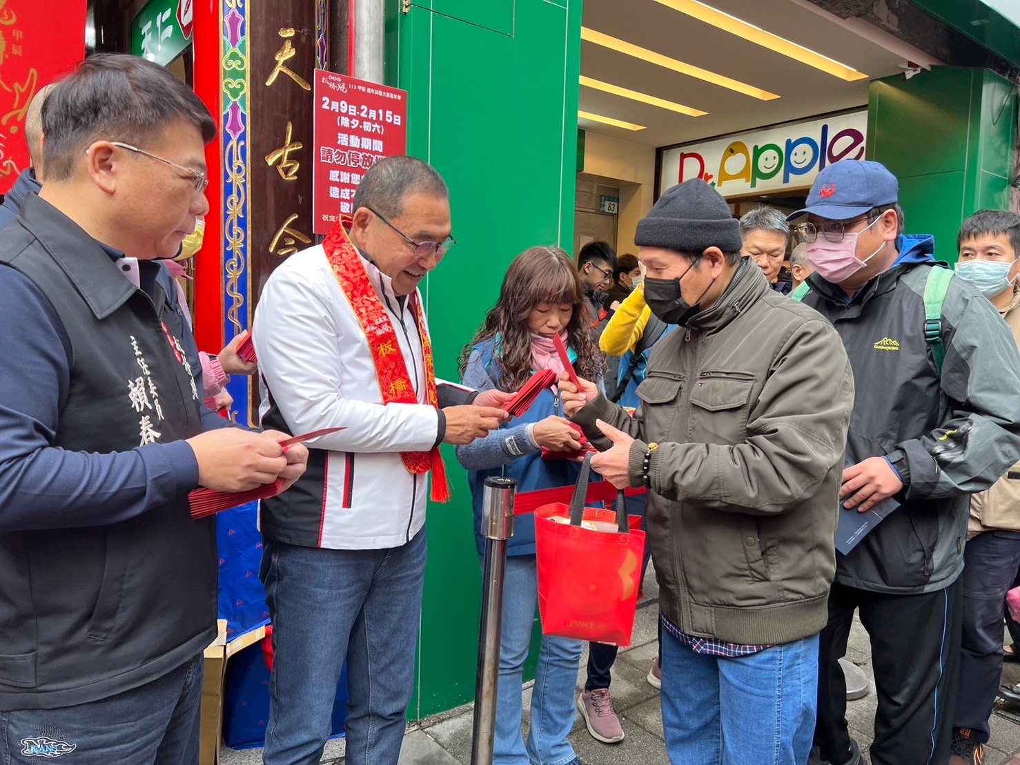 並於現場發放福袋，祝福市民吉龍舞春。