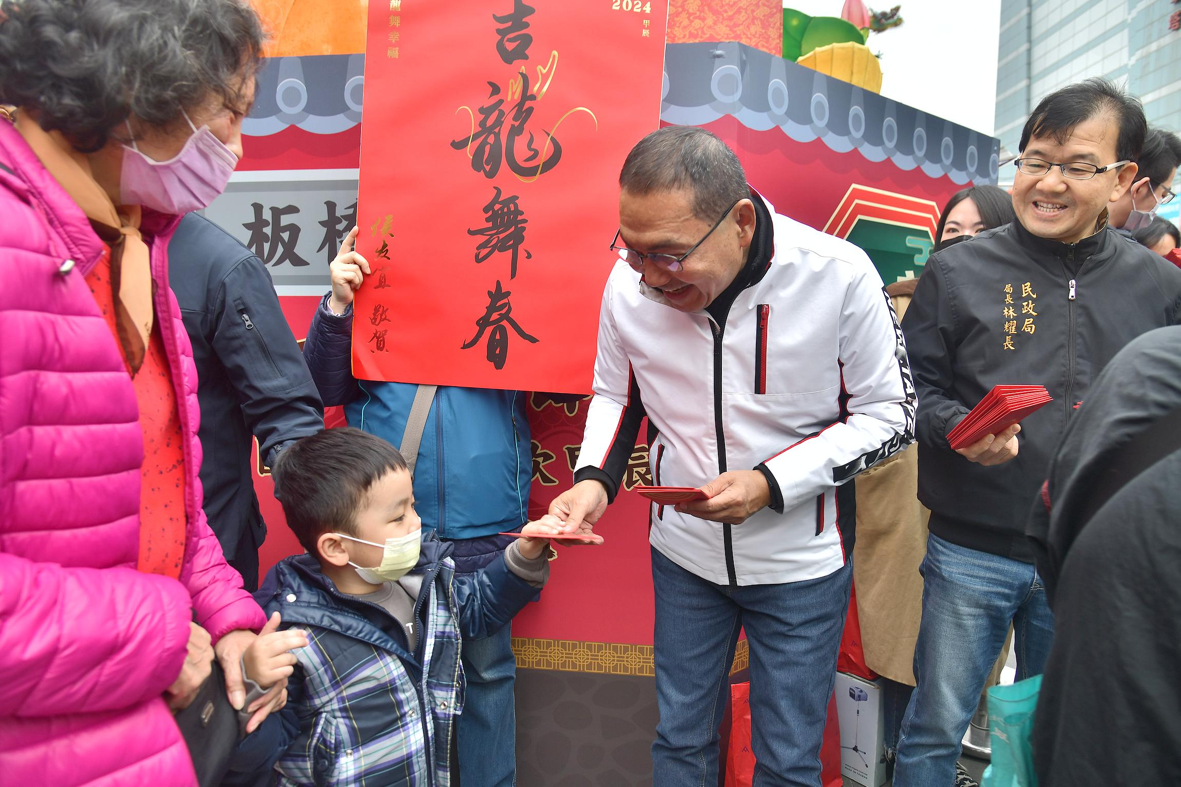 侯友宜至板橋接雲寺參拜祈福，祝福市民吉龍舞春