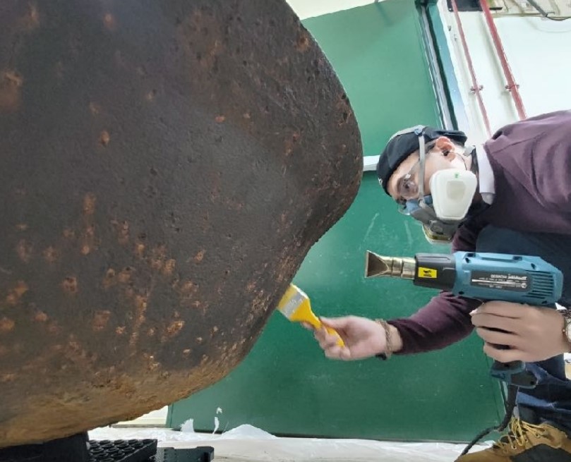 塗佈保護層以保留腦鼎表面使用痕跡，減緩腐蝕進程。(圖/新北市政府原民局提供)