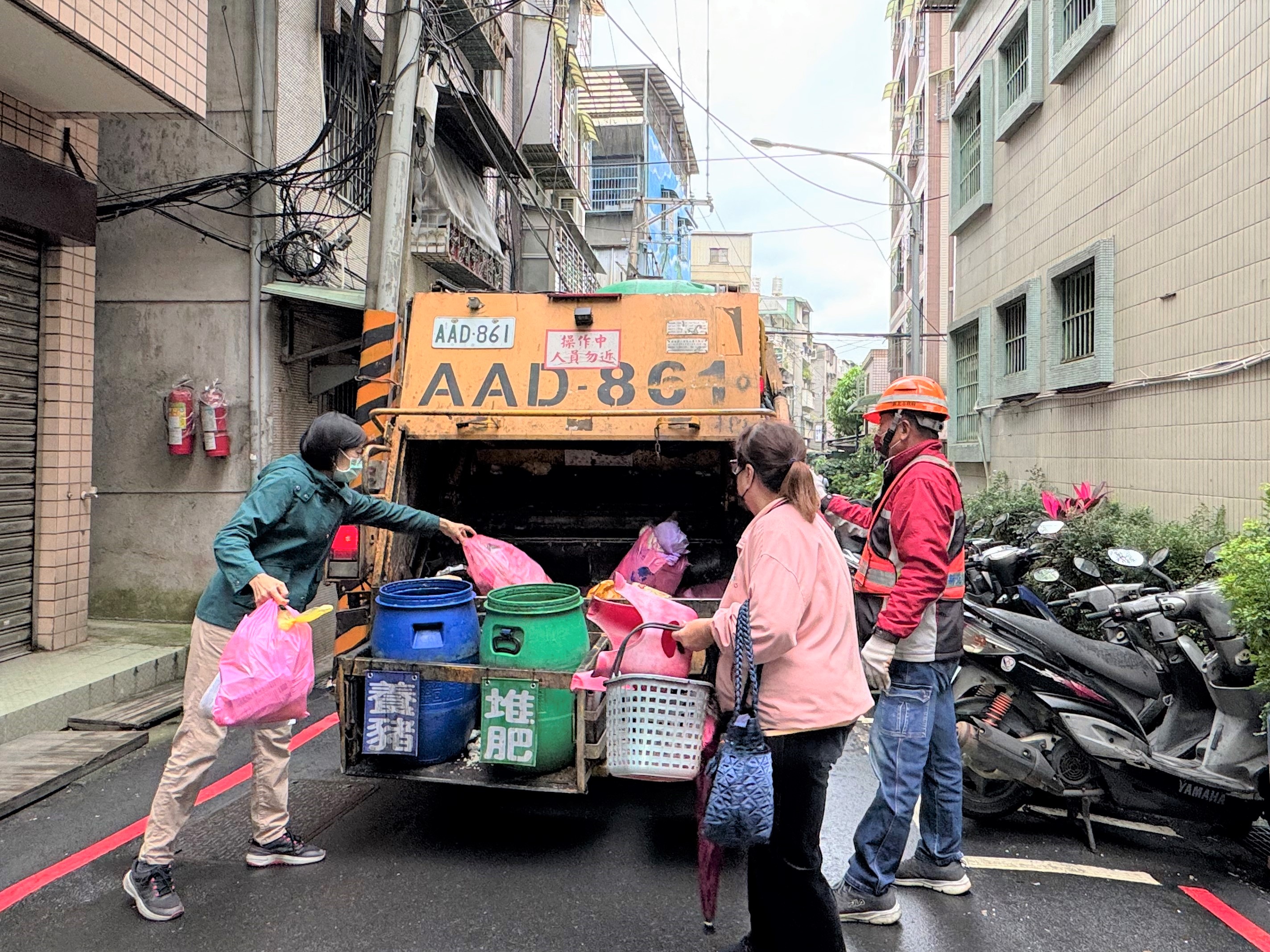 1.清潔隊員執行垃圾收運勤務