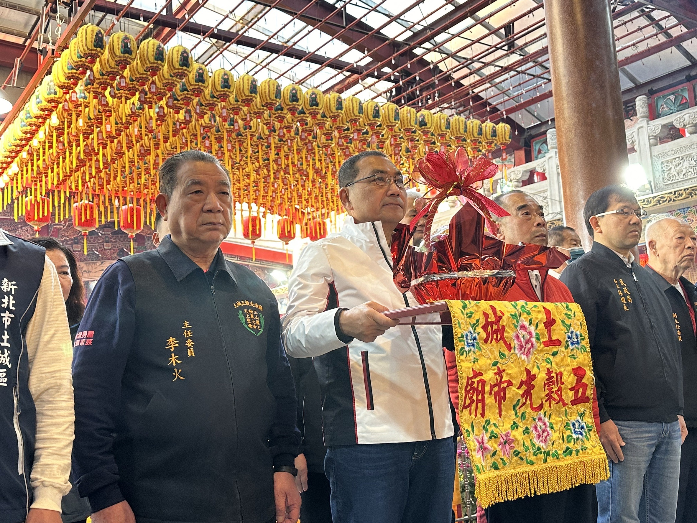 市長今(12)早前往土城五穀先帝廟參拜祈福。