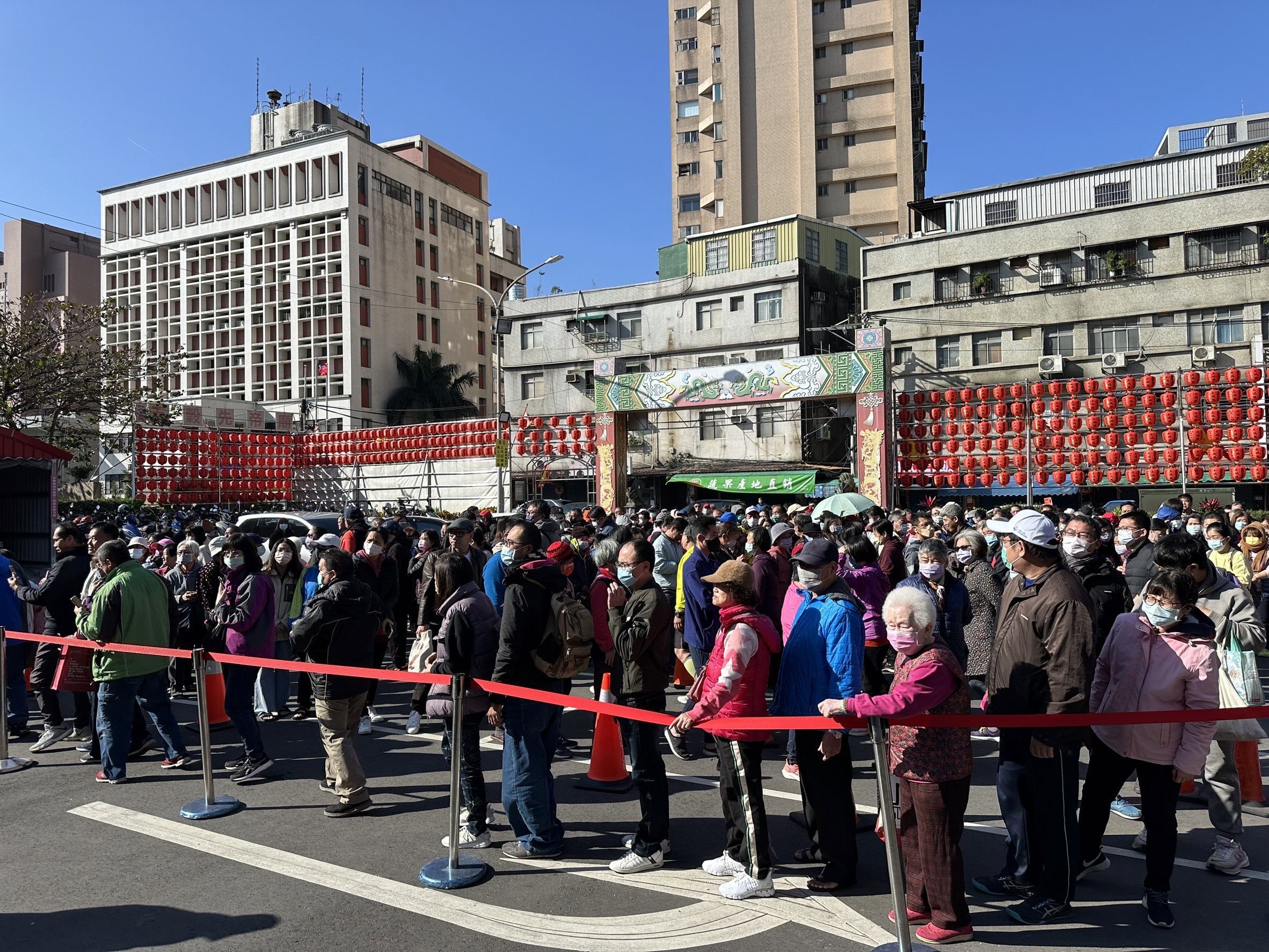 一早就湧入滿滿人潮排隊等待領取市長福袋。
