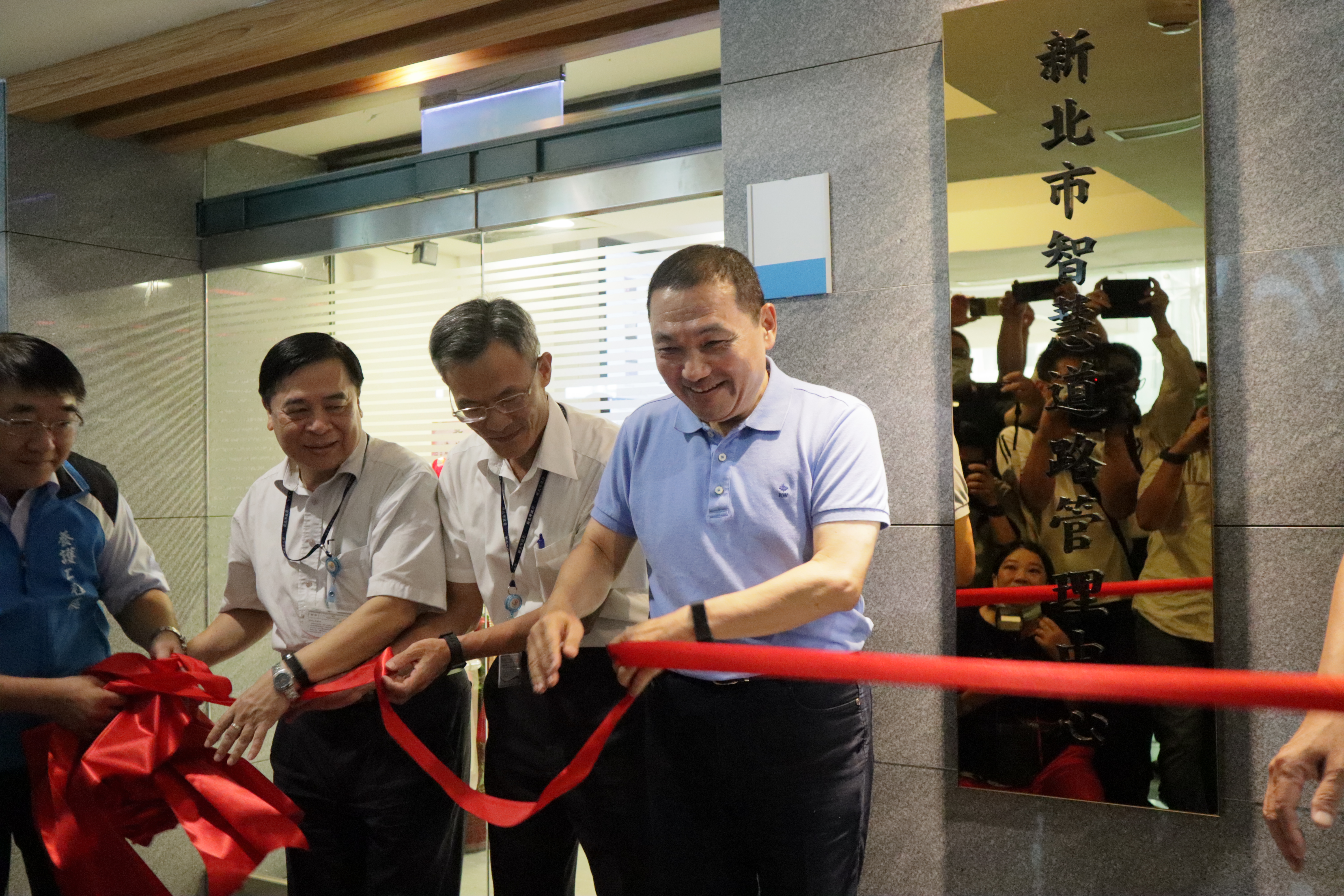 新北市政府於109年7月16日在市政大樓東側4樓舉行智慧道路管理中心揭牌儀式，由侯友宜市長主持揭牌典禮。侯市長對於自來水、台電、中華電信、瓦斯、有線電視等多家管線單位配合市府政策，派員進駐智慧道路管理中心表示欣慰，而智慧道路管理中心利用3D管線圖像，結合現地道路實境，立即掌握施工路段地下管線狀況，可以強化道路施工現場管理，大幅降低施工不慎挖損民生管線的機率，提昇新北市道路管理維護效率。