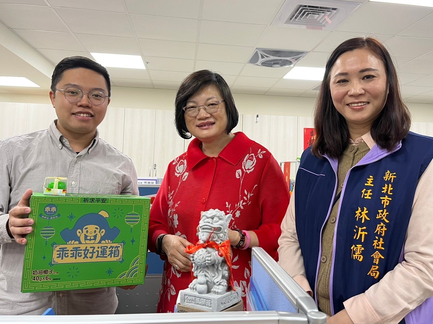  李美珍局長到各社福中心致贈綠色乖乖慰勞同仁 聽聞風獅爺的神秘傳說覺得相當有趣