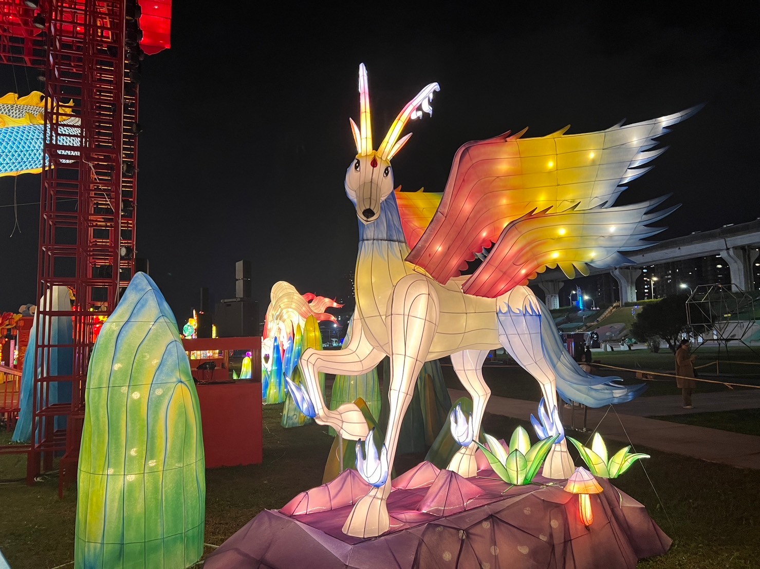 鳳凰、天馬、九尾狐、鯨魚等神獸在青龍主燈旁，搭配聲光變換，演繹《山海經》傳說。