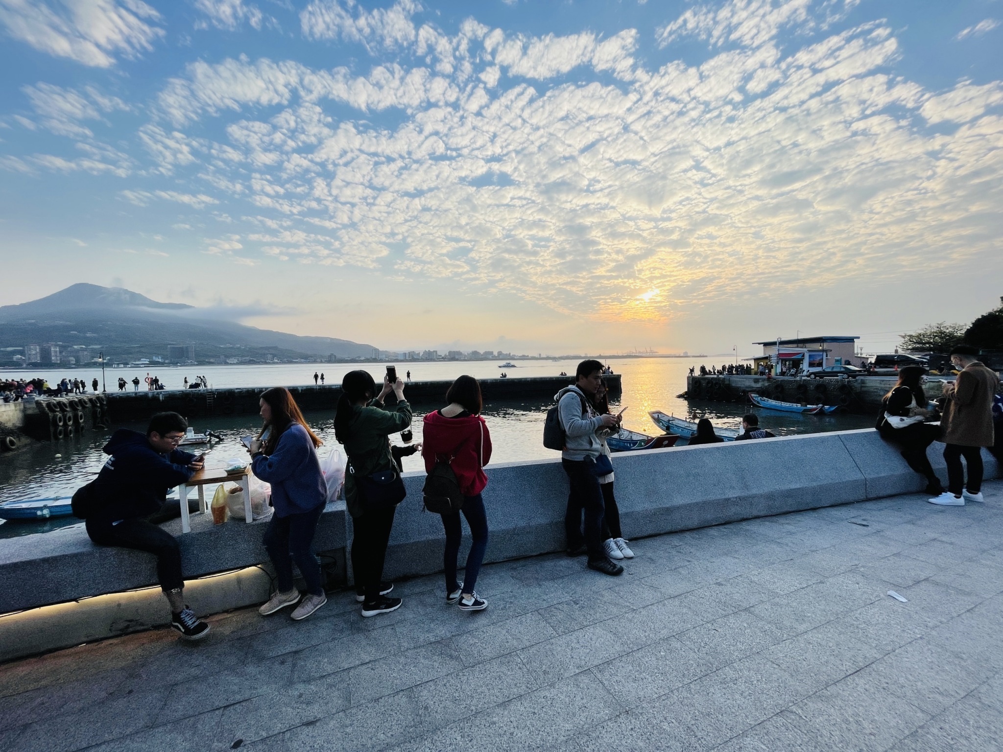 圖5_淡水第一漁港堤岸旁品嚐特色冰品，欣賞山河美景