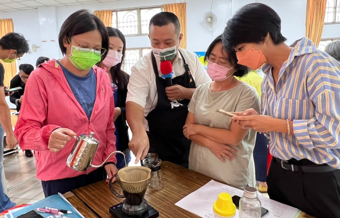 簡子綋老師將於 3 月 7 日（四）以「精品咖啡學」為主題，帶青年認識咖啡的歷史與種類，並實際體驗手沖咖啡過程。