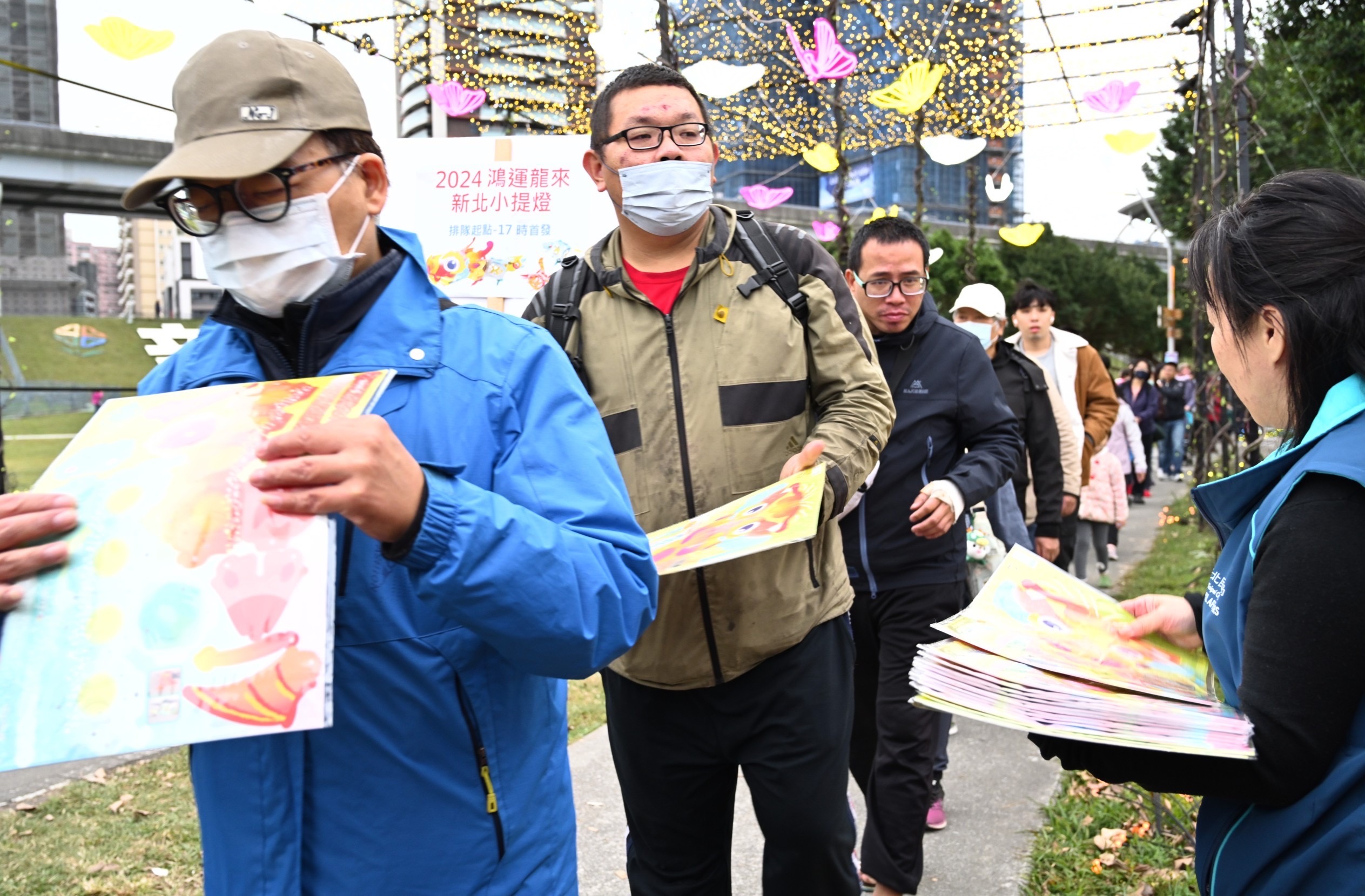 2月16日首發吸引許多民眾排隊領取，3000份提燈不到半小時即發送完畢。