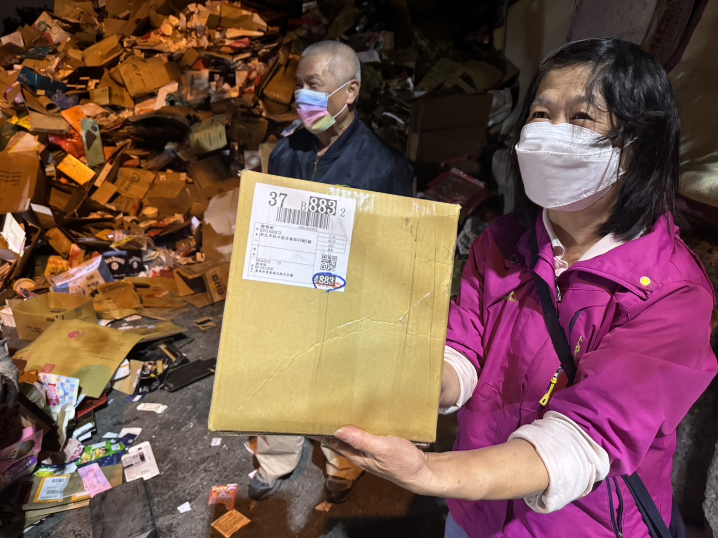 民眾找到誤丟入資源回收車裡的貴重包裹