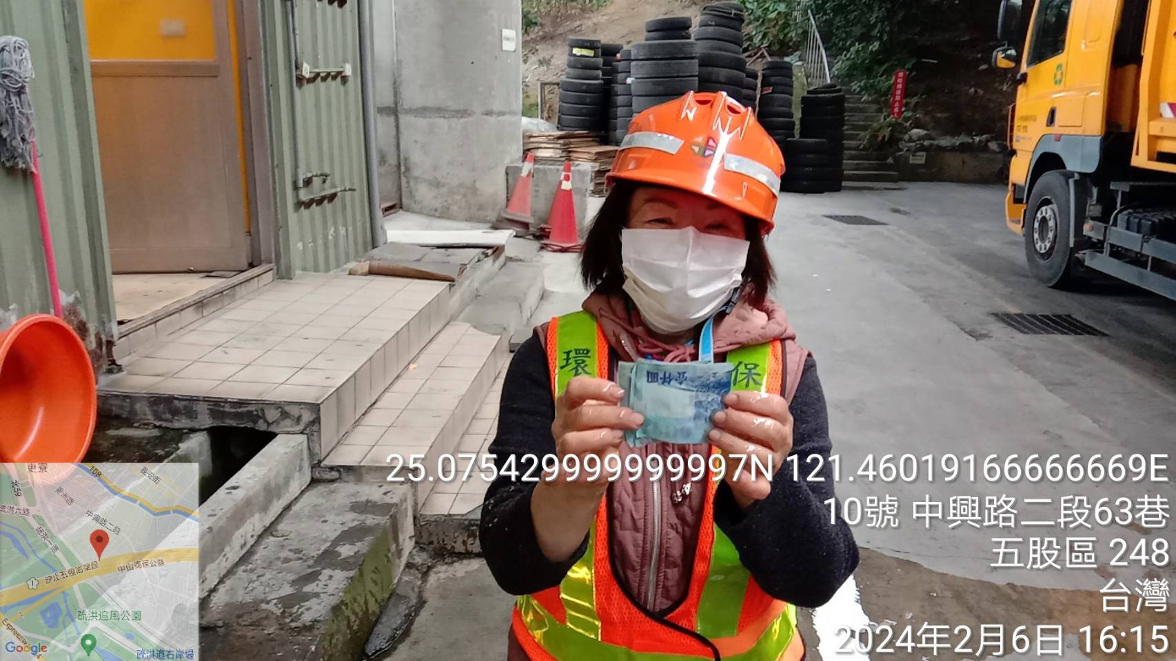 過年前五股區隊幫婦人找到誤丟在垃圾包裡的現金一萬二千元