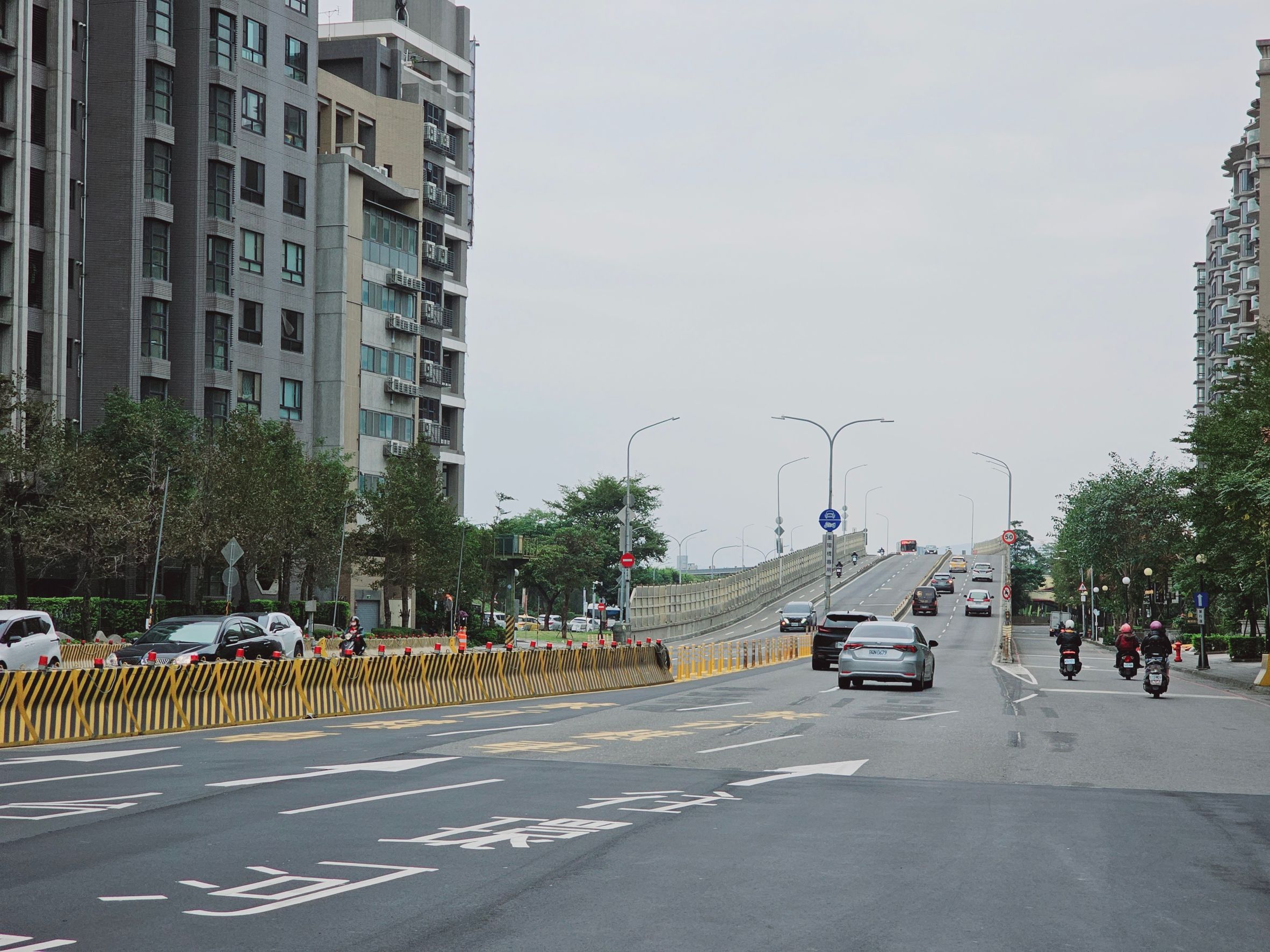 重陽橋增設引道工程將於2月24日夜間，封閉往台北方向自強路匝道全車道，請用路人改由集賢路匝道上重陽橋，此圖為集賢路匝道。