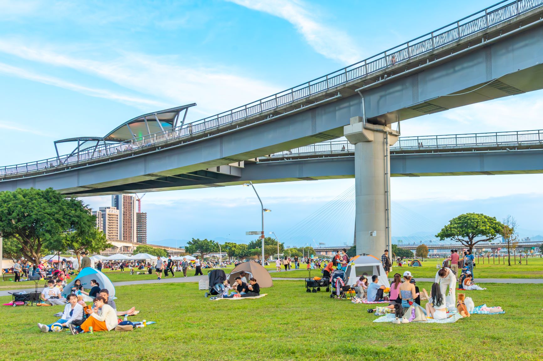 春天到來時，舒適的氣溫加上新北大都會公園寬敞草地，最適合春天野餐