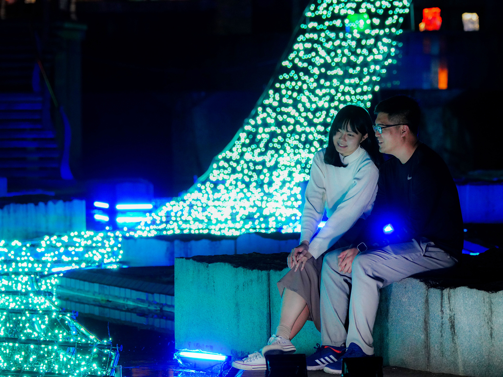 「愛情運河」象徵著每一處光芒都有一段愛情故事