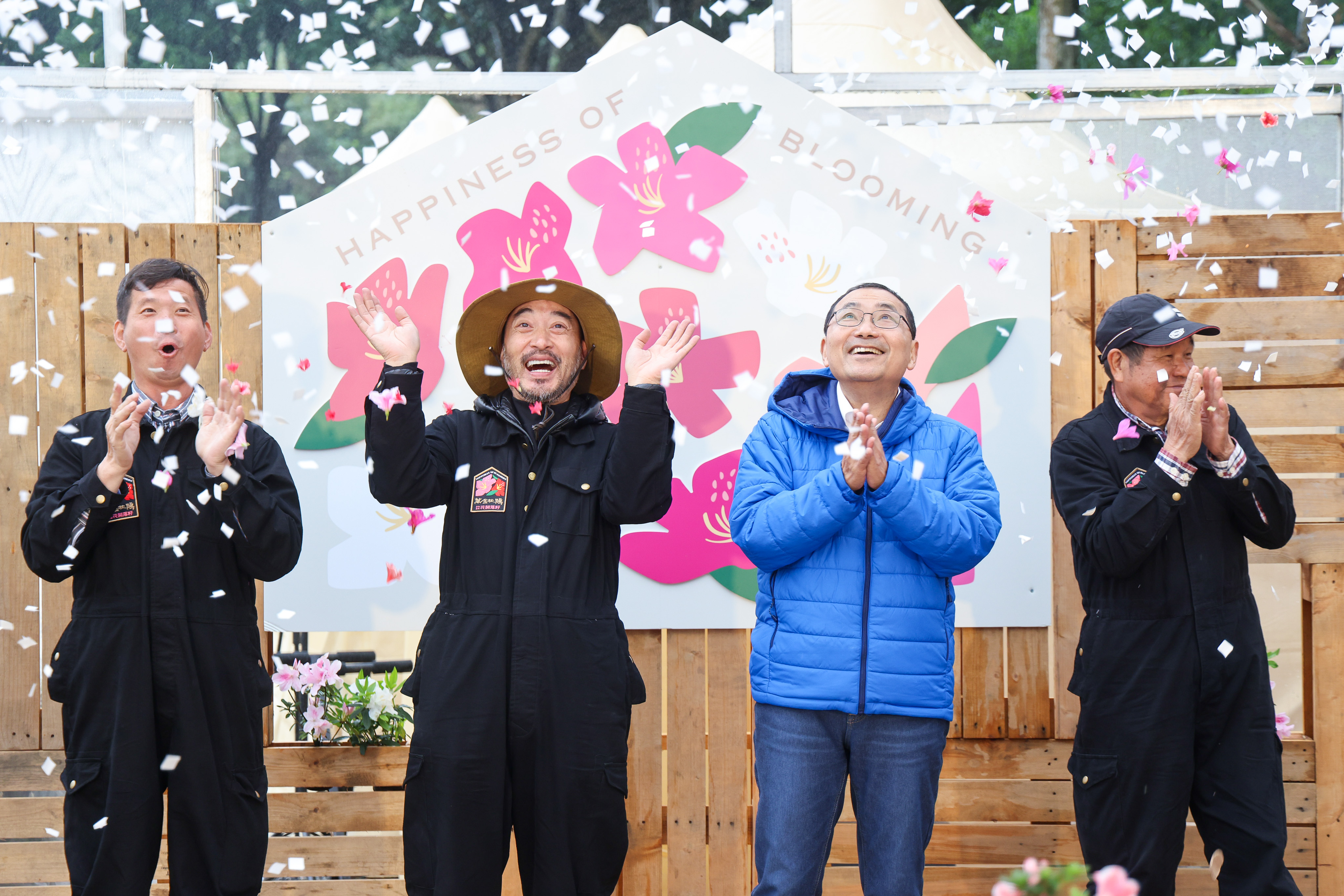 市長侯友宜與杜鵑花展設計師共同進行啟動儀式，現場紙花唯美紛揚。