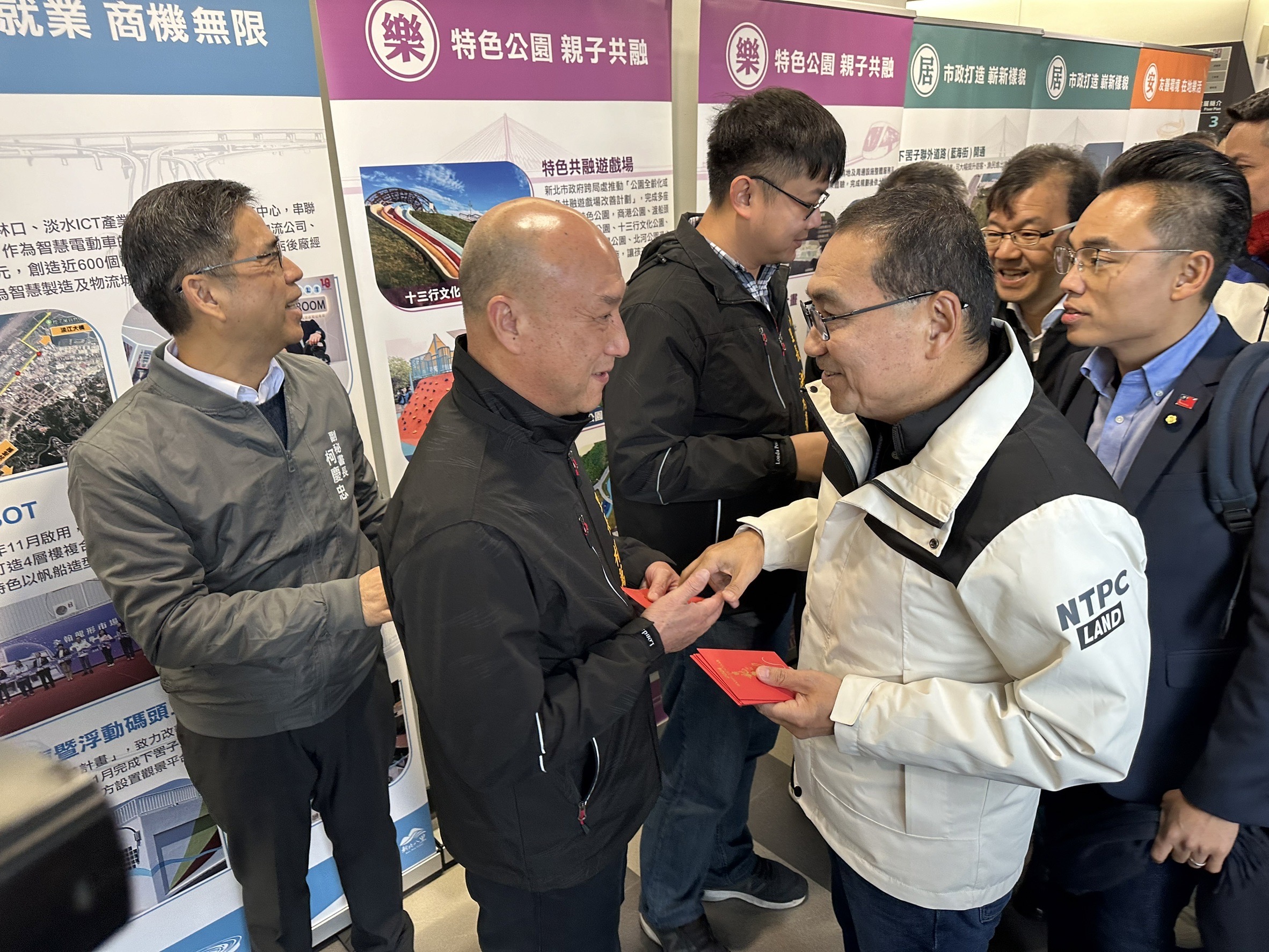 市長感謝里長們在第一線辛勞付出。