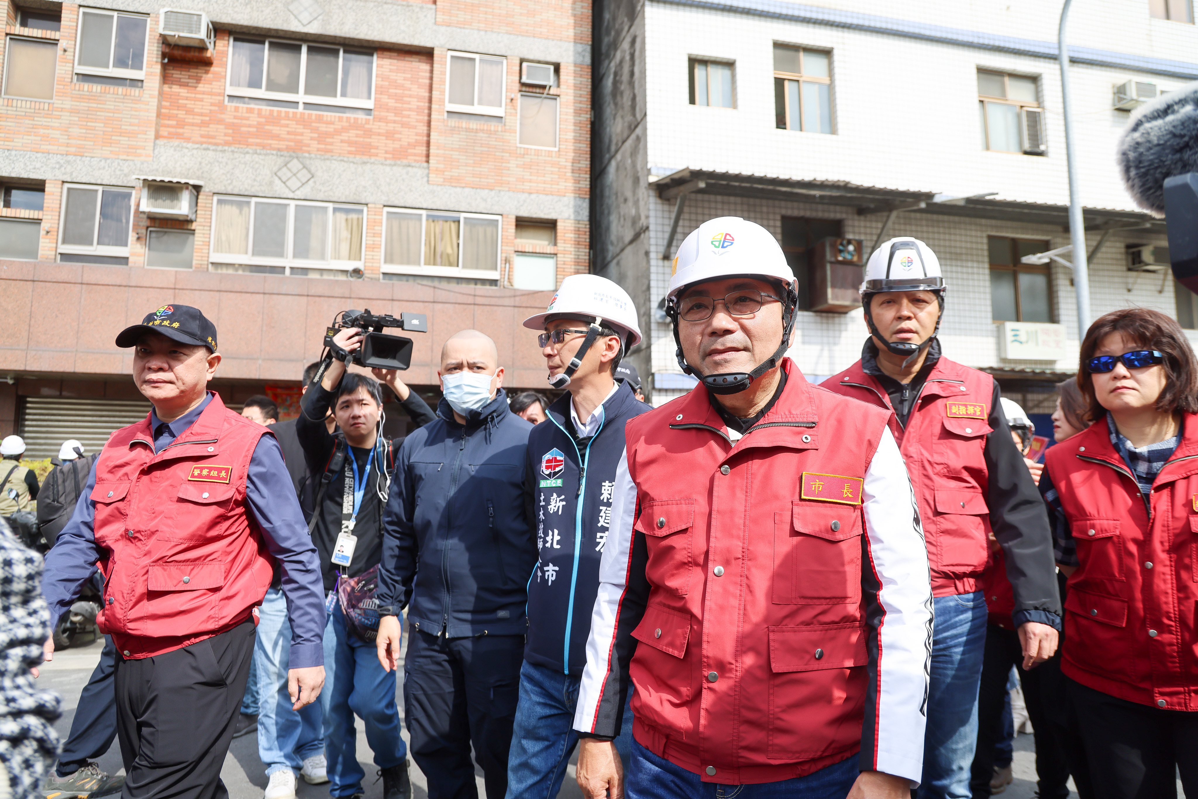 三重新建案工地鄰損，新北市府相關局處持續進駐提供居民即時服務