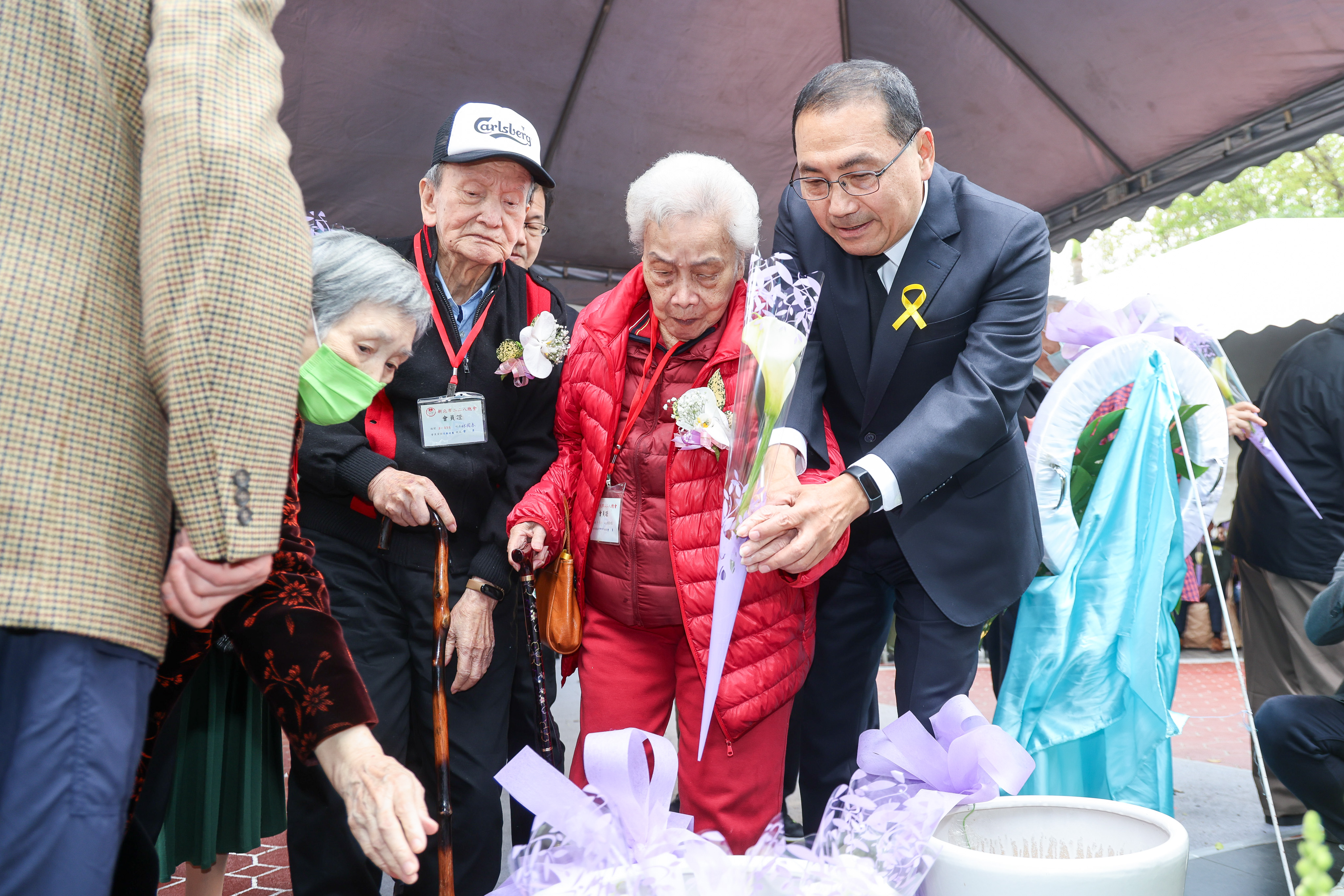 侯友宜與二二八事件受難者家屬獻上花束致意