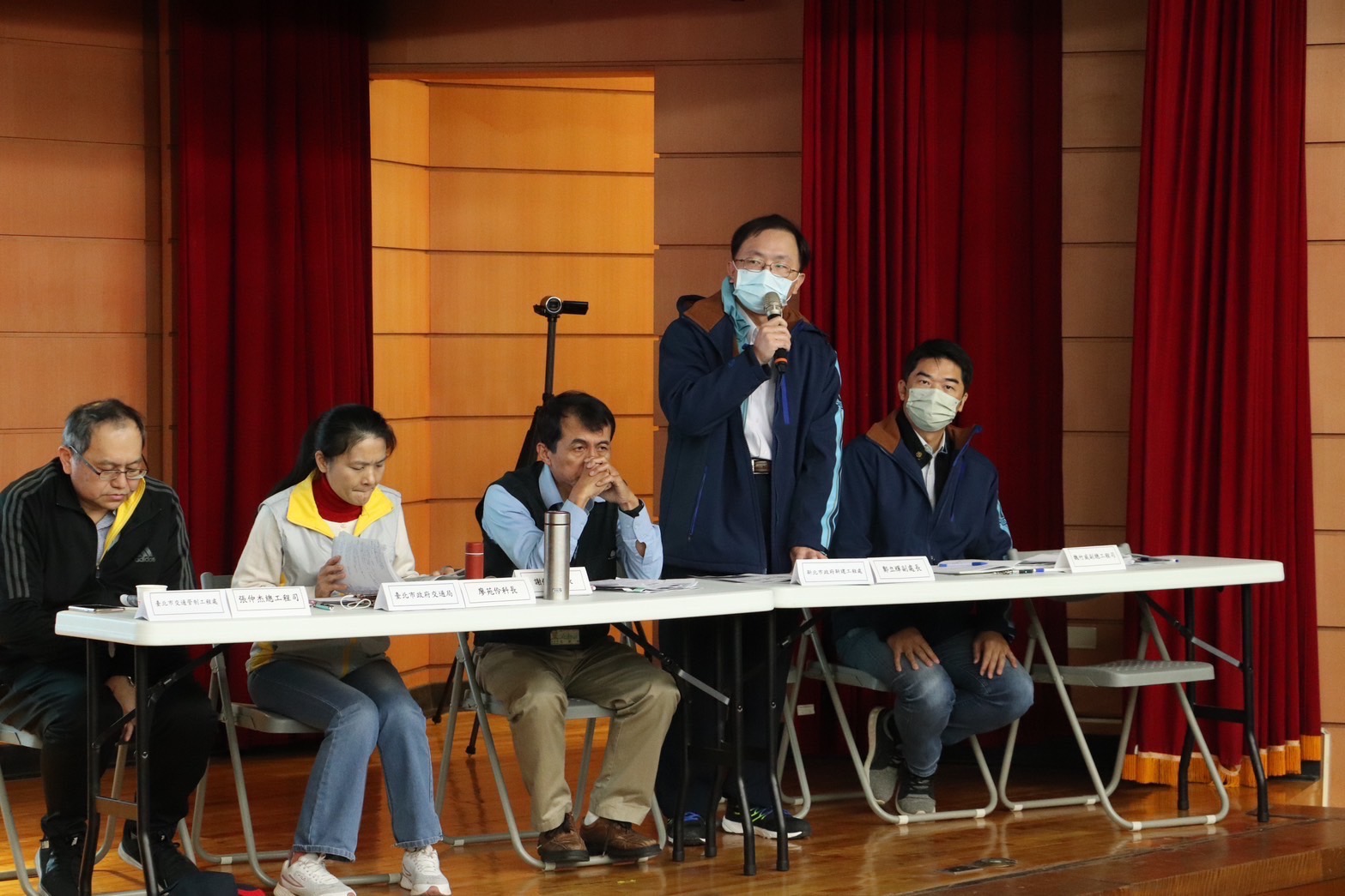 新北市政府於今（28）日派員出席台北市政府主辦的地方說明會，新工處副處長鄭立輝（右2）率員說明交維計畫，並尋求士林北投地區民眾的支持、傾聽在地聲音，雙北市尊重與會的民意意見，將作為後續適時調整相關配套措施的參考。