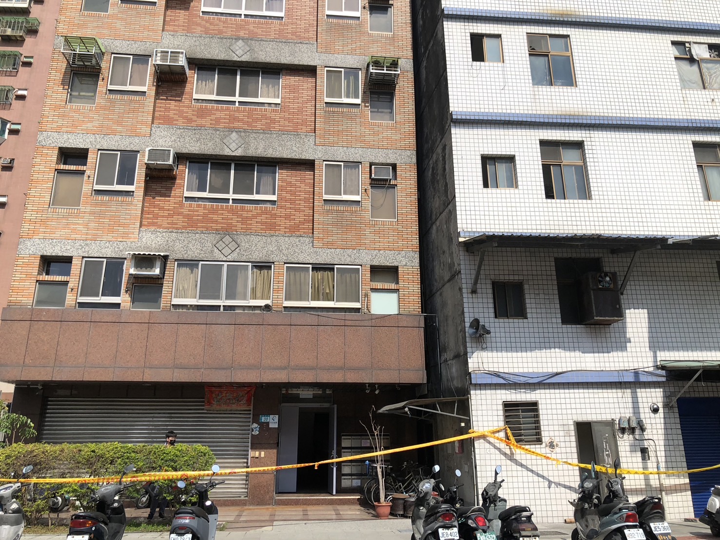三重福隆路24號旁工地，27日施工造成鄰近民房傾斜，總計疏散安置26戶83位居民至鄰近旅館，目前現況已趨於穩定沒有變化。工務局強調復工「沒有時間表」，必須做完妥善防護措施並提出詳細復工計畫書，由專業技師公會審核通過後始得復工。