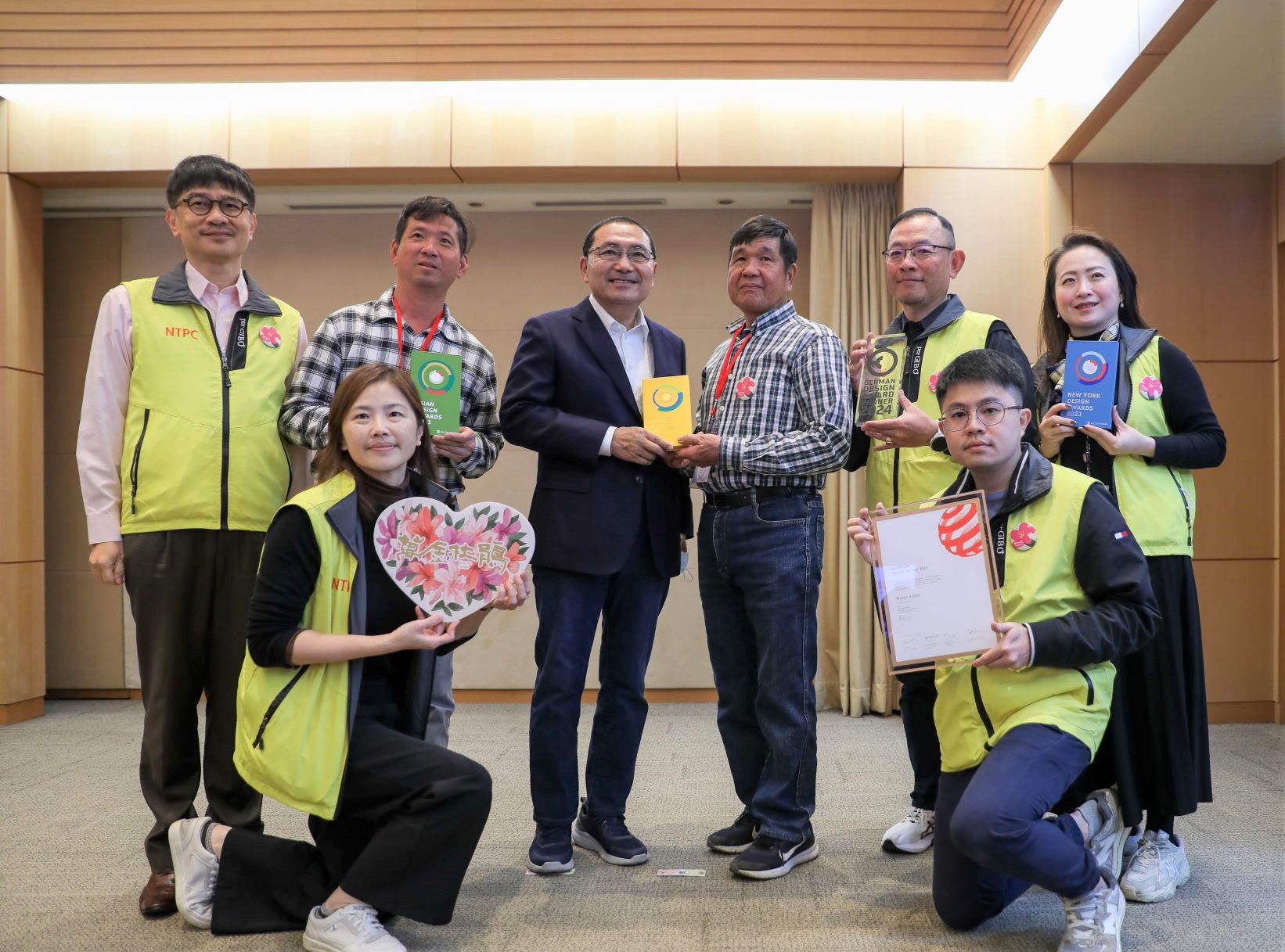  萬金杜鵑品牌獲5大世界國際品牌行銷獎，今(29)日於市政會議獻獎予新北市長侯友宜(左3)