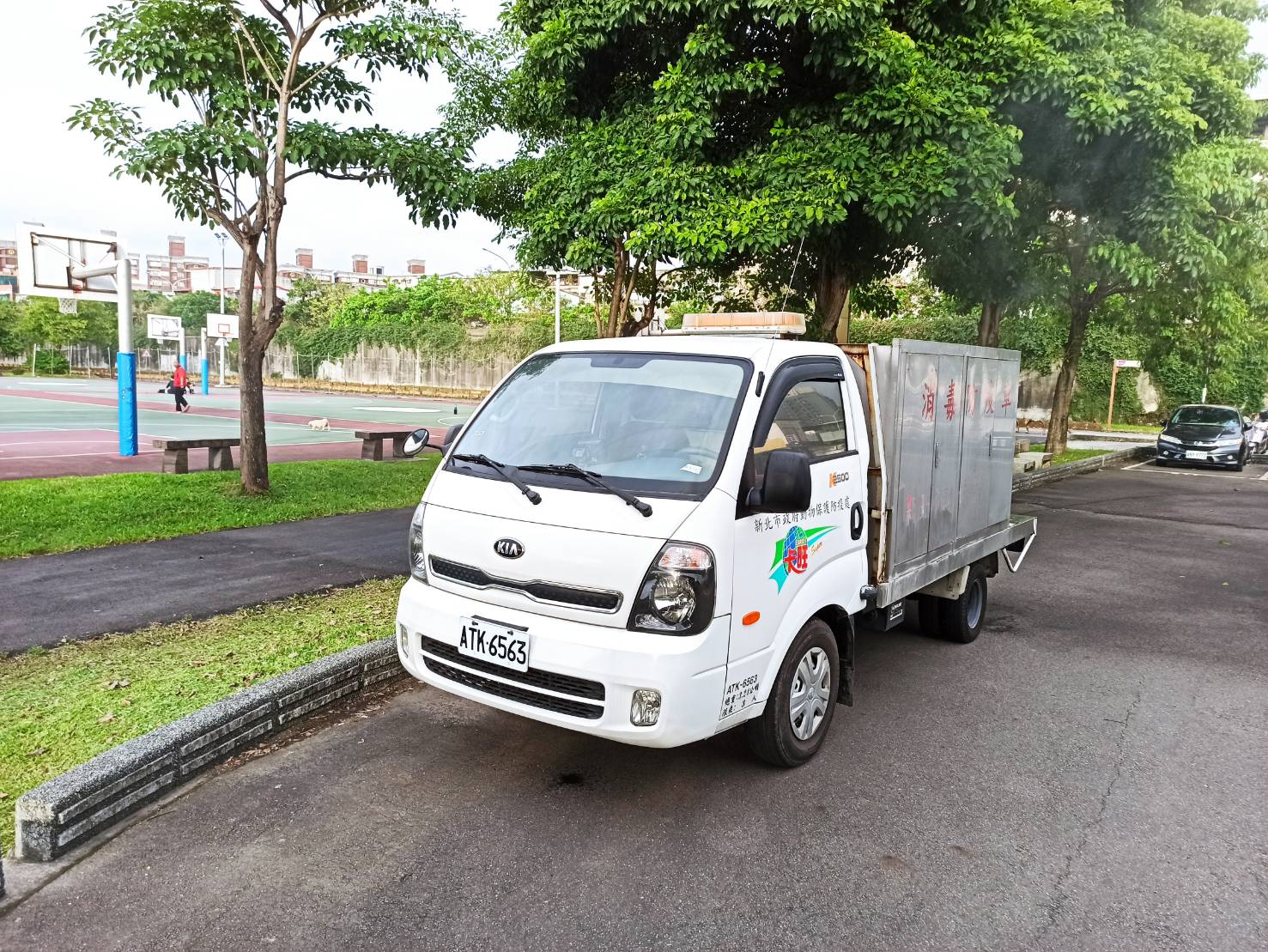 動保處派遣消毒車每週至野鴿野鳥聚集處進行消