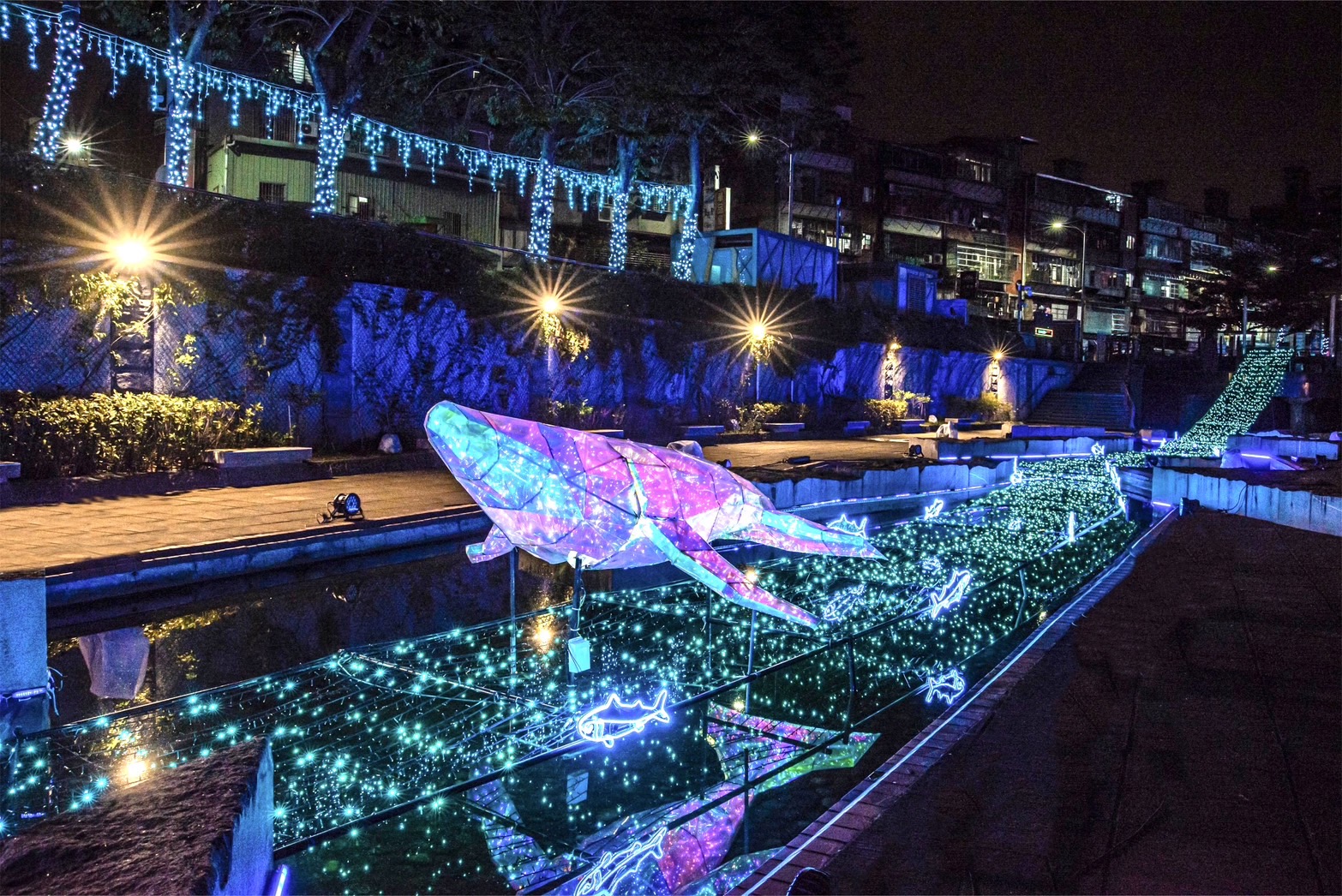 以燈飾打造唯美的愛情運河，可見到3公尺長的巨型炫彩愛情鯨魚，飛躍而上