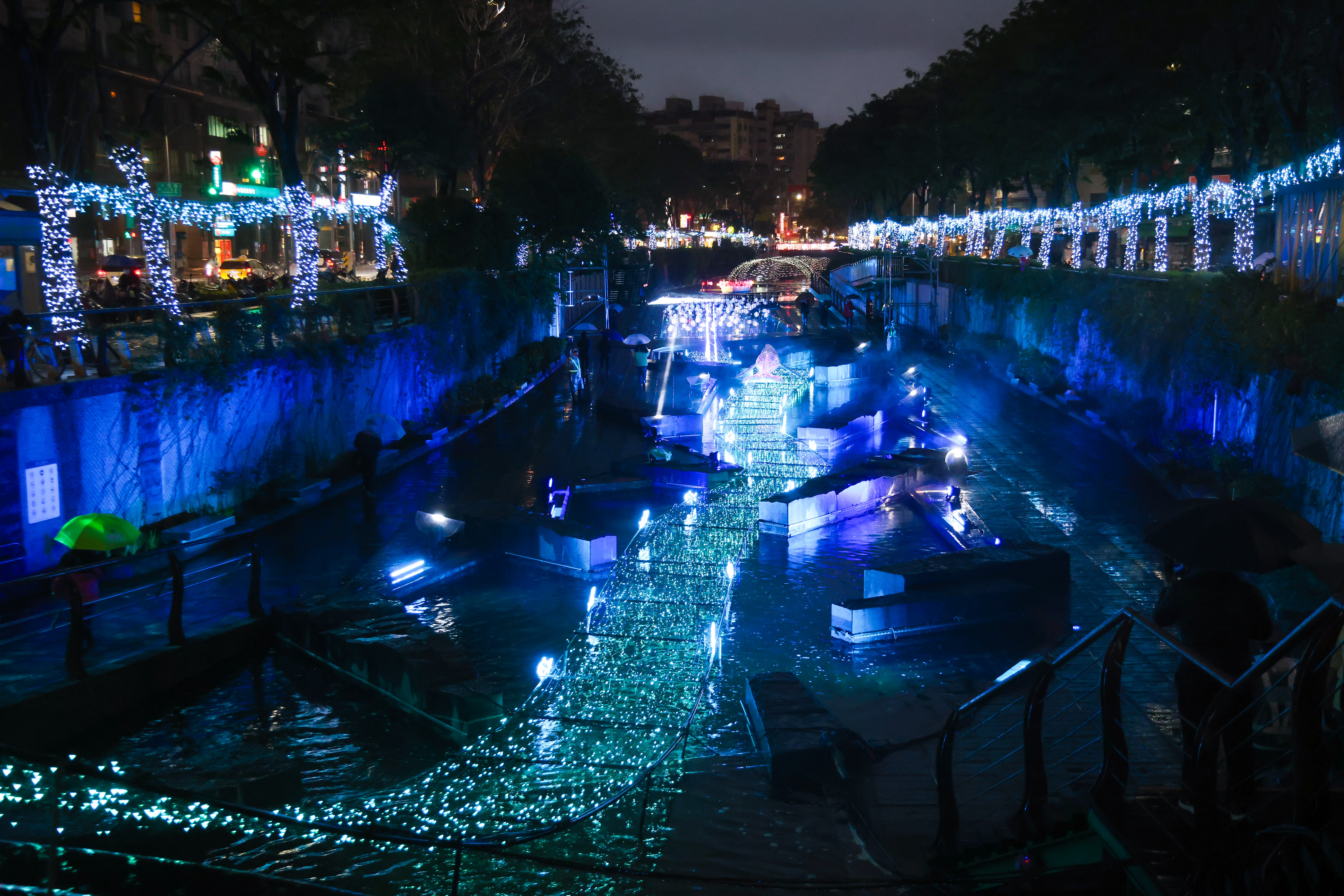 新莊中港大排光雕展今年以百萬燈海及愛情燈飾點亮河廊