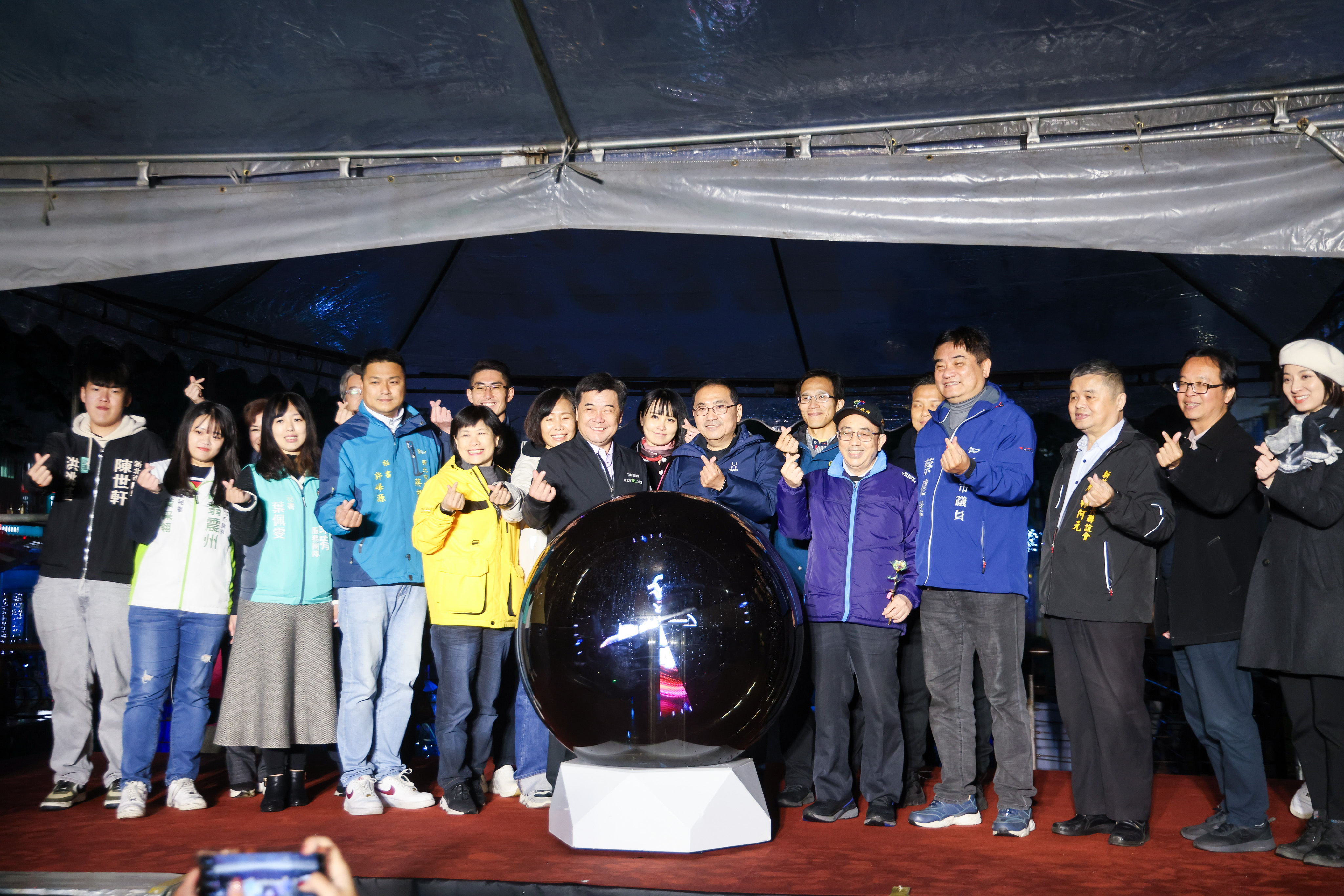 侯友宜為2024「幸福新北 戀戀中港」光雕展點燈揭幕