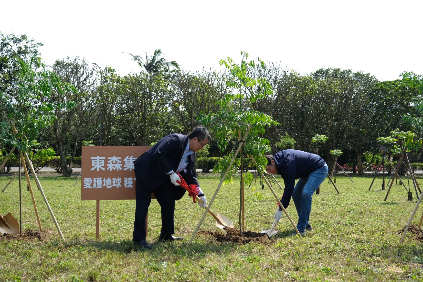  副市長劉和然(左)與東森集團副總裁廖尚文(右)共同植樹