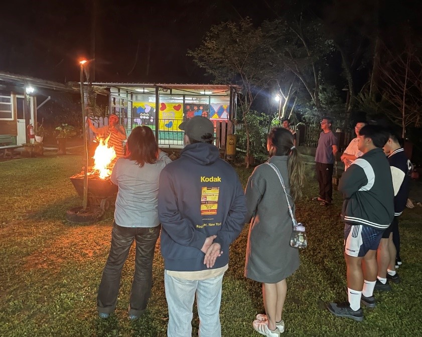 ▲桶壁部落耆老陳勝榮(左)進行祈福儀式，祈求活動順利圓滿。(圖/新北市政府原民局提供)