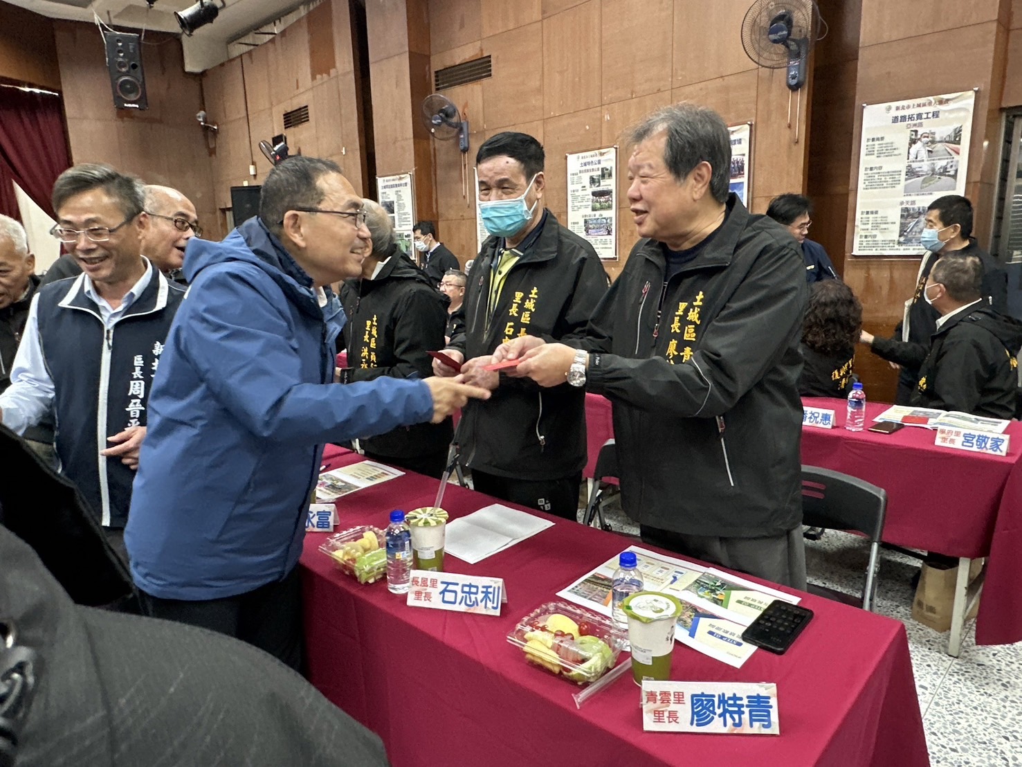 新北市長侯友宜今(7)日下午率市府團隊至土城區與各里長進行動治理座談會，會中就司法園區設施規劃、道路改善、停車問題等案討論。