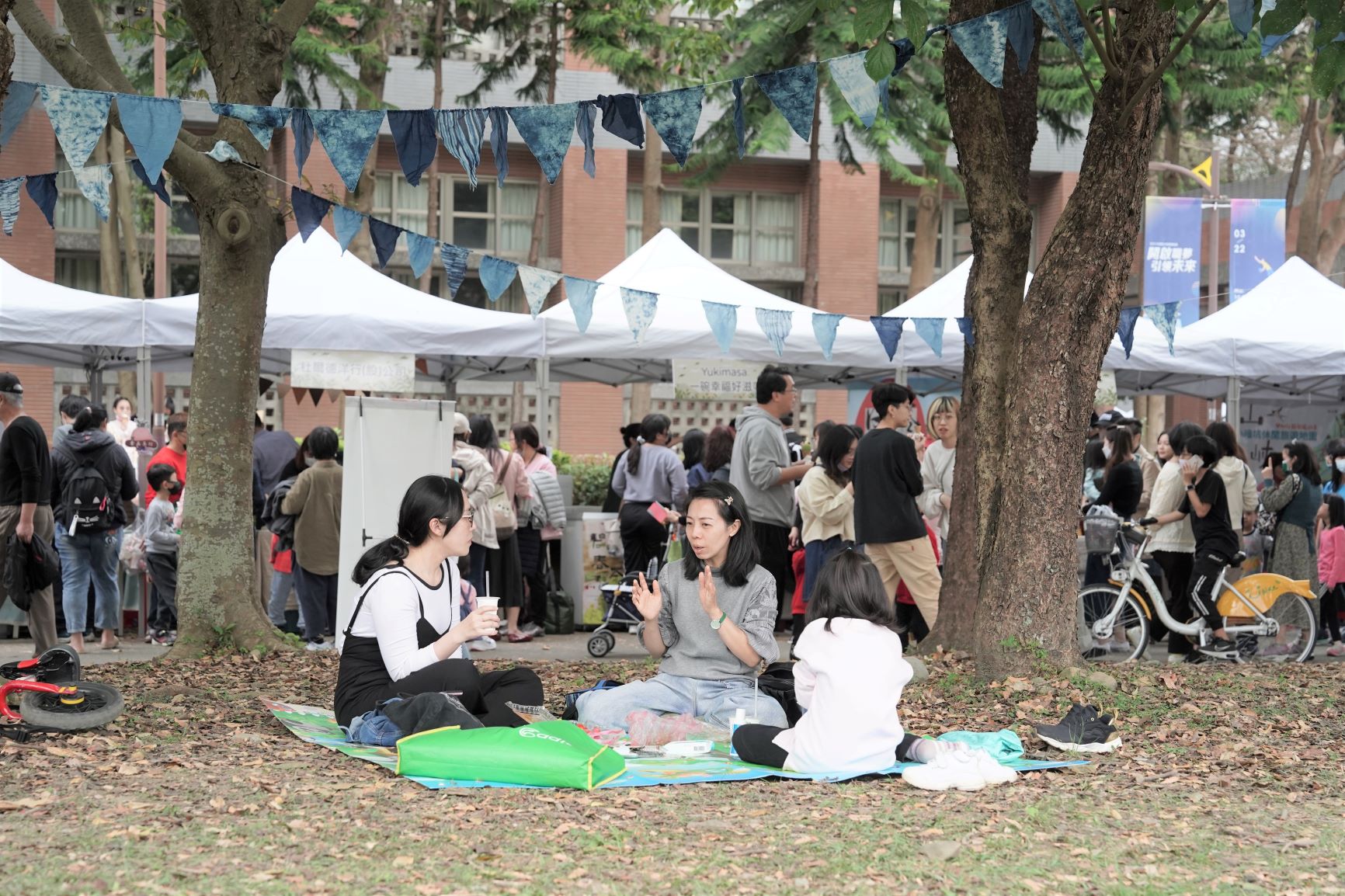  3月16及17日在國立臺北大學三峽校區心湖旁草坪辦理野餐派對開幕 周末兩天活動共有80攤特色攤位