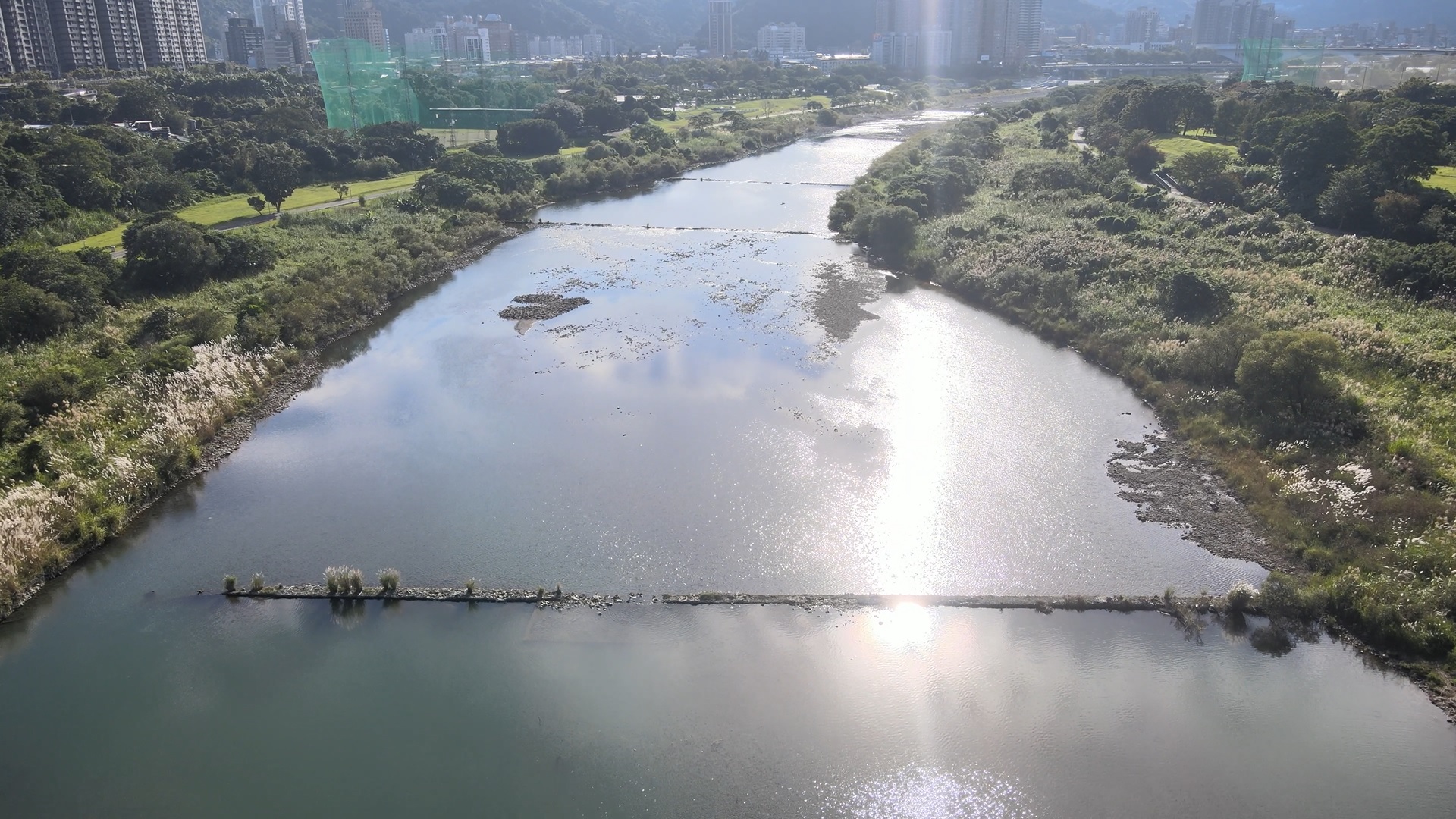 「新店溪碧潭堰整建暨水環境營造」下游矮堰營造淺潭水域 提供生態棲息環境