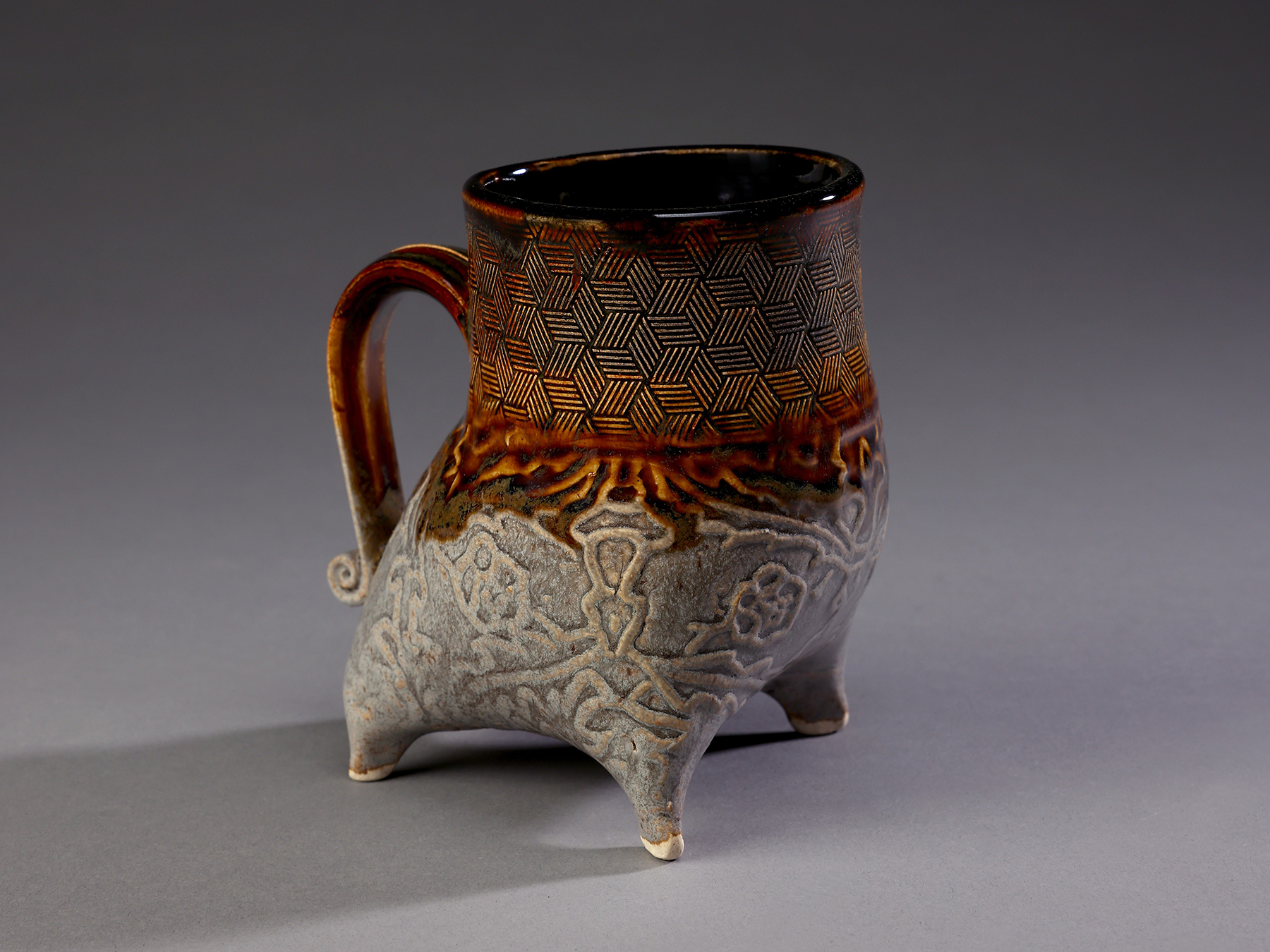 銀獎丹尼斯·莫斯特（Dennis Maust）《手做四足咖啡杯》(Four Legged Hand Built Coffee Mug) 。