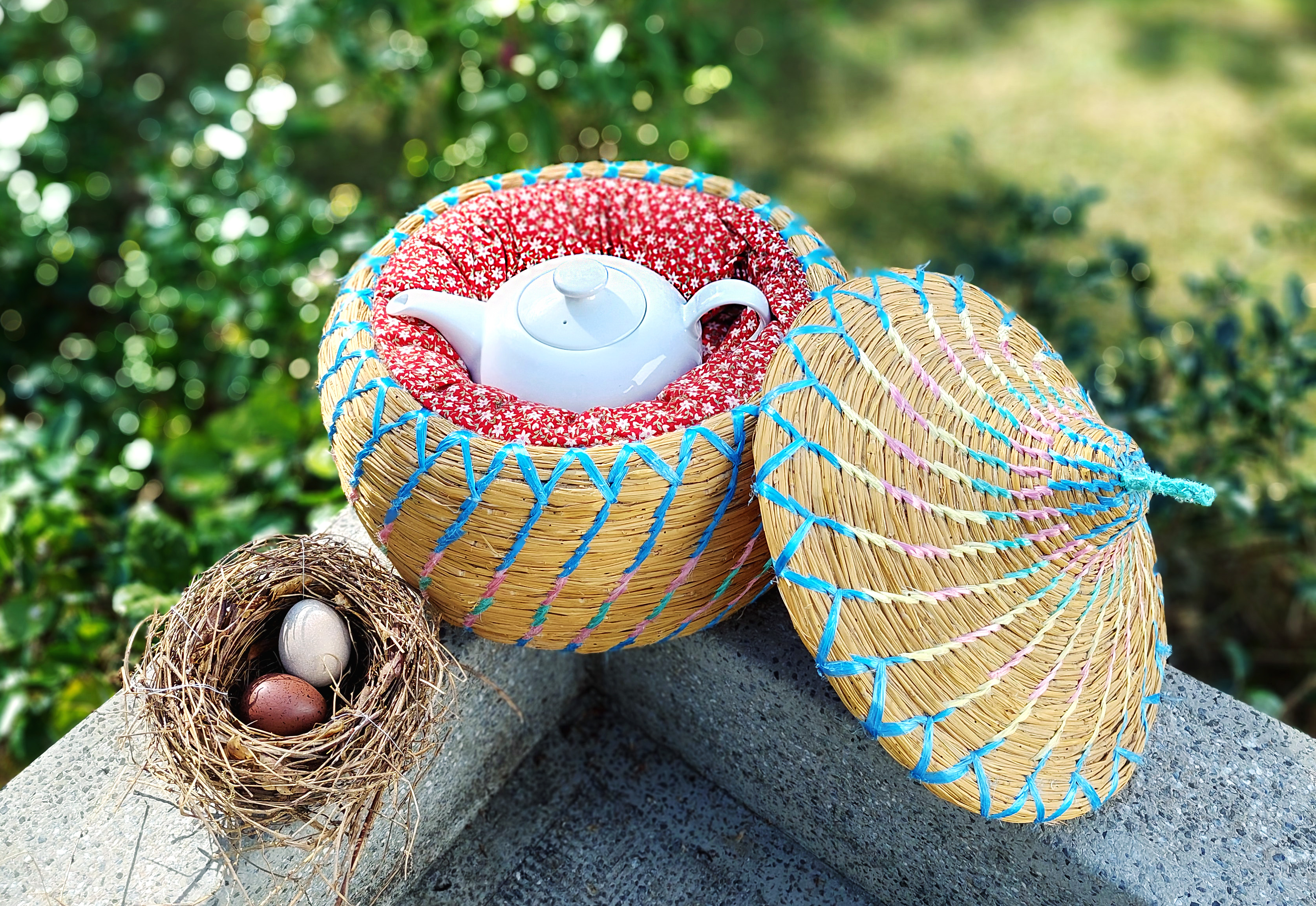 「茶壽」是以稻草編織的茶水保溫器，設計概念來自於能為鳥蛋保溫的「鳥巢」