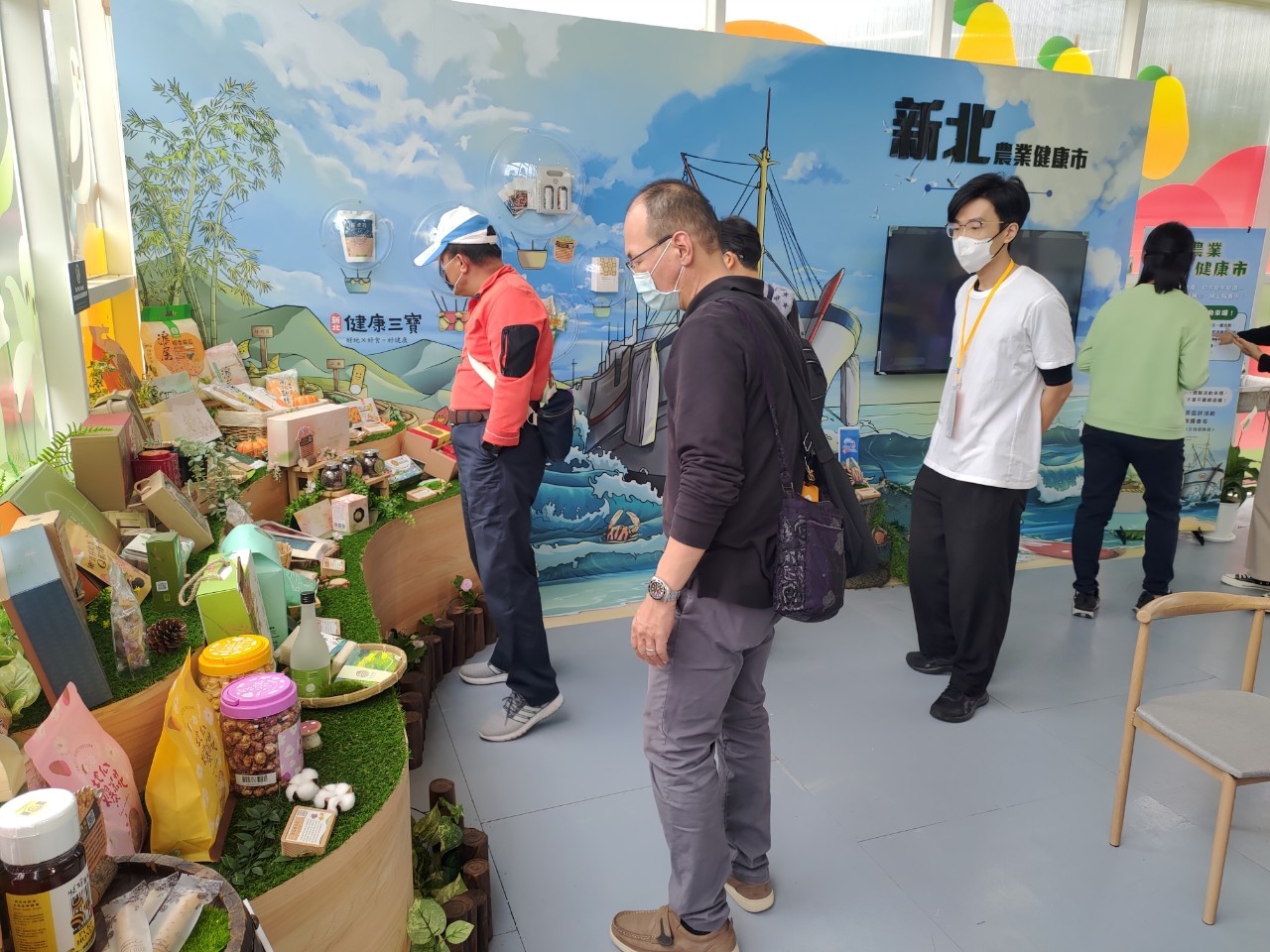  新北市受邀設置新北物產館，將以萬金杜鵑佈置場館，同時活動期間每周假日展售新北農漁產品
