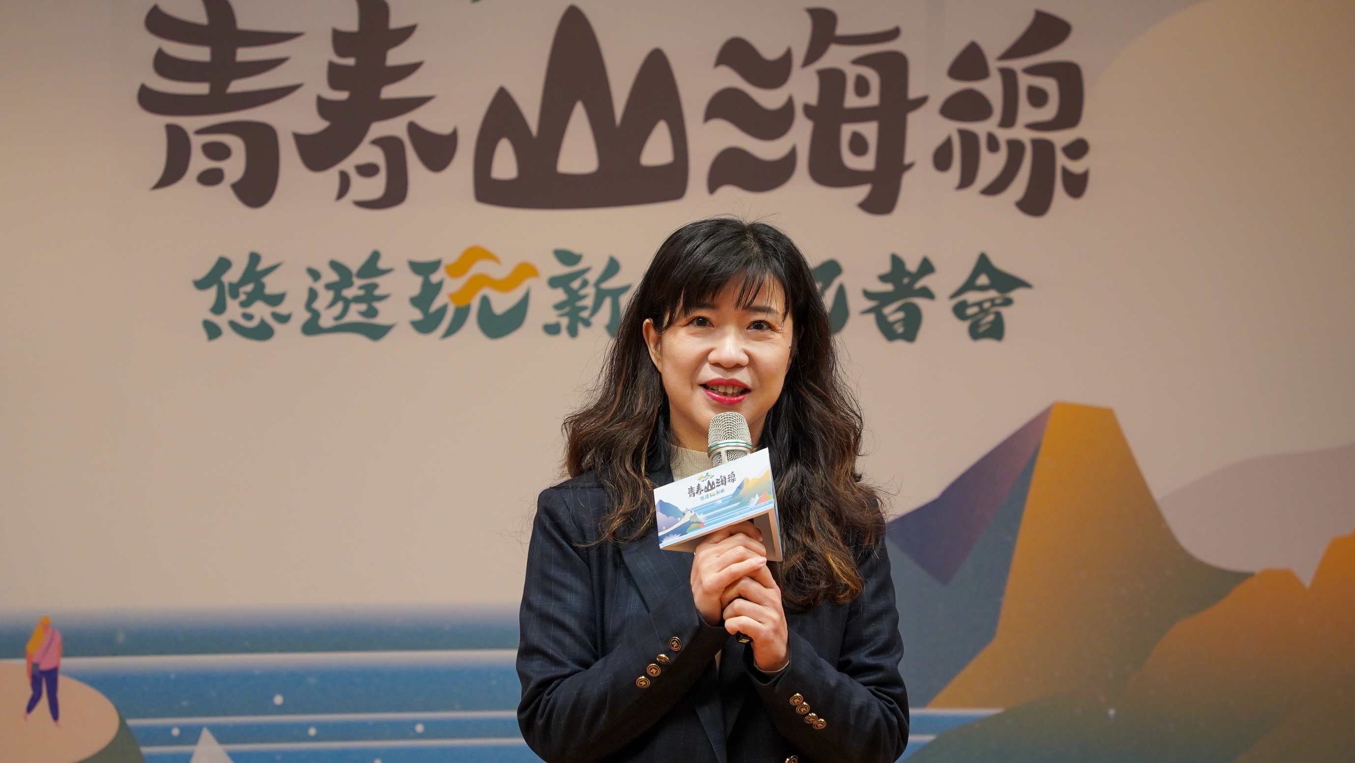 經發局副局長盛筱蓉表示，經發局推動青春山海線店家輔導計畫，至今(113)年已陸續協助53家業者，透過空間場域改造優化視覺及產品包裝創新設計等，鼓勵業者升級創新，提升在地店家營運量能。