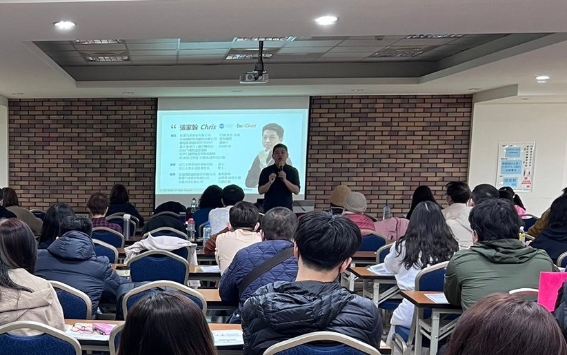 張家榦老師將於 4 月 26 日（五）以「快速上手的經驗簡報術」為主題，帶領青年釐清簡報邏輯，並學習排版為簡報增添吸引力，提升職場競爭力。